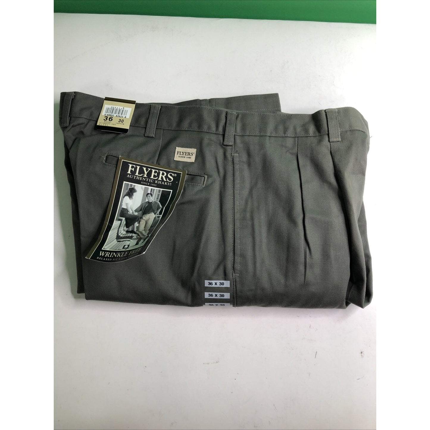 New With Tags FLYERS Pleated KHAKI Pants Mens Wrinkle Free Relaxed Fit 36 x 30