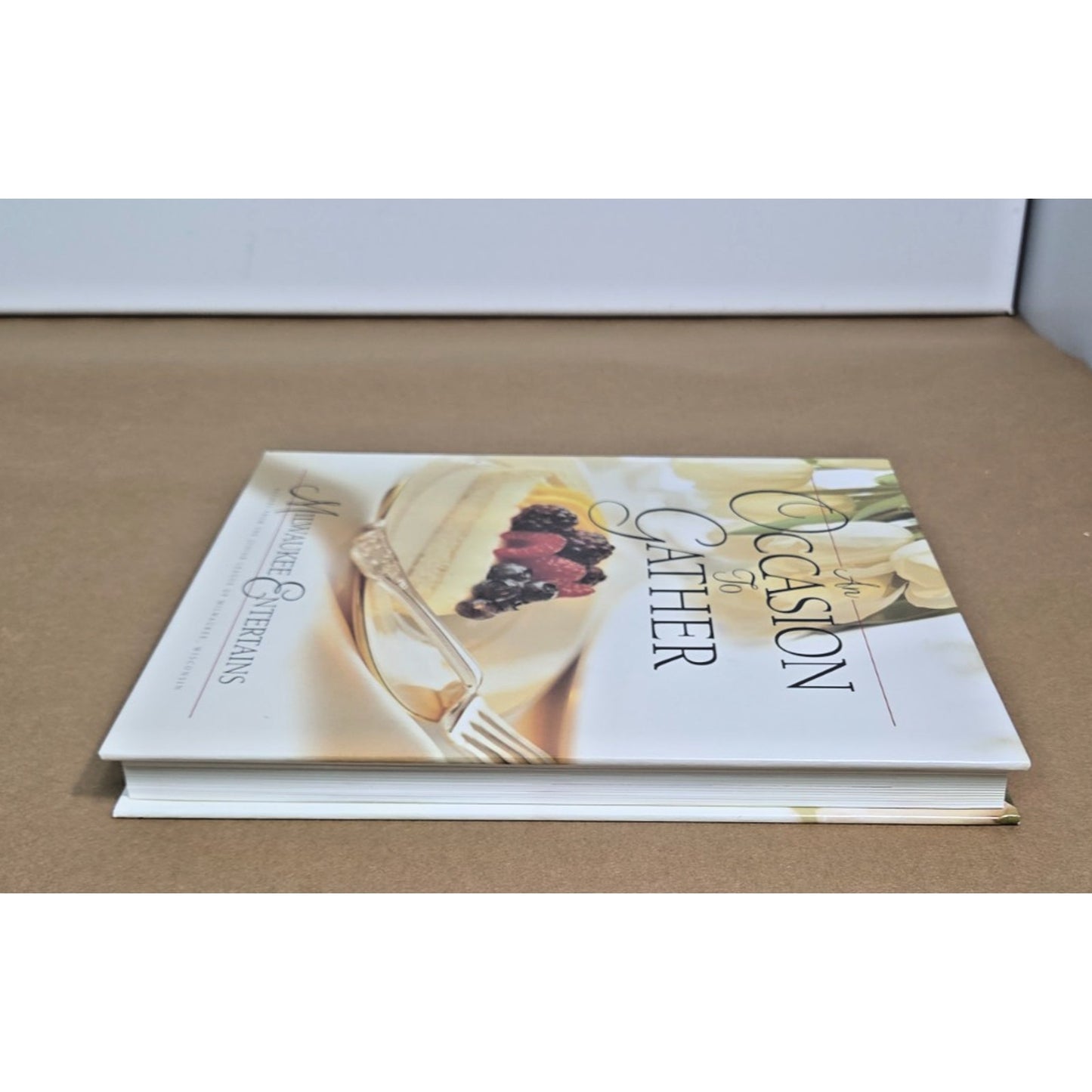 An Occasion to Gather: Milwaukee Entertains Junior League Cookbook - Like New