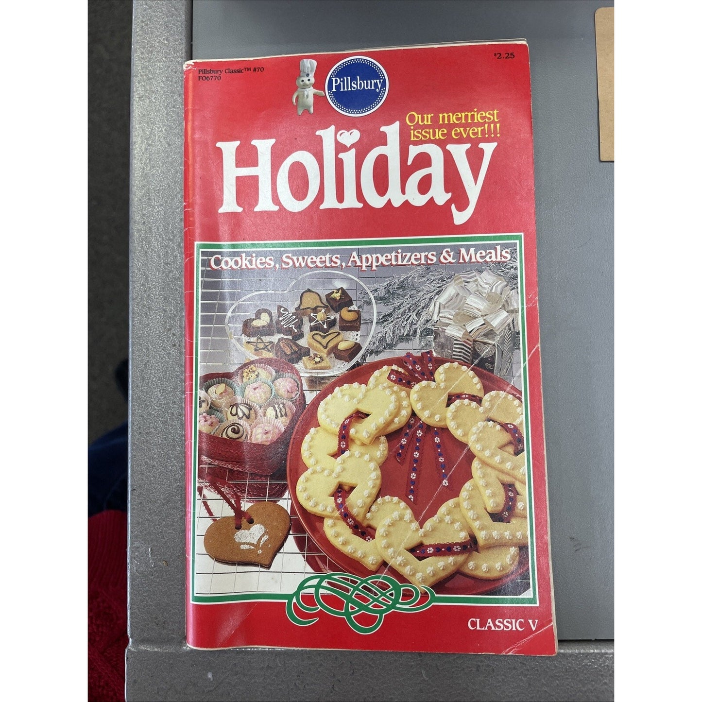 No. 70: Holiday Classic V Cookies, Sweets, Appetizers & Meals (Pillsbury) 1986