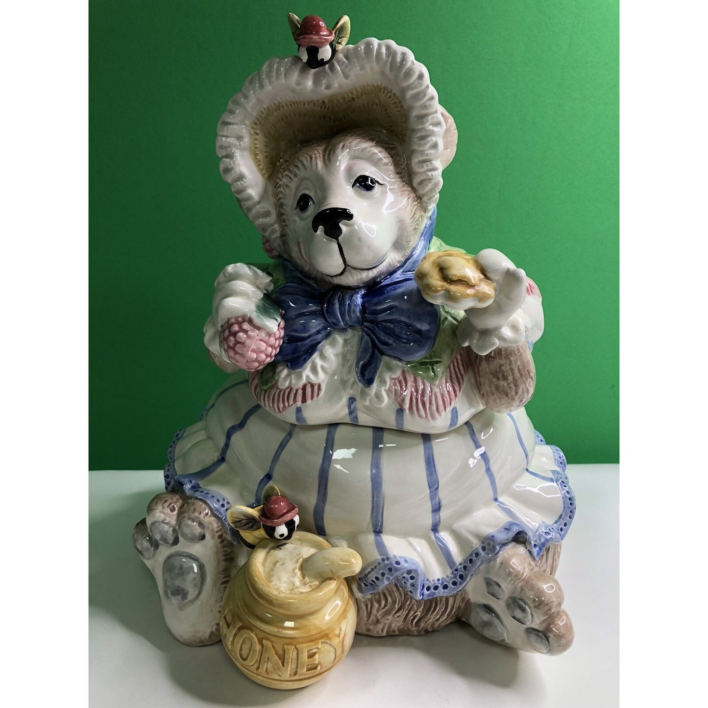 1991 FITZ & FLOYD Large Bonnet Bear COOKIE JAR Bees Honey Pot Blue Ribbon