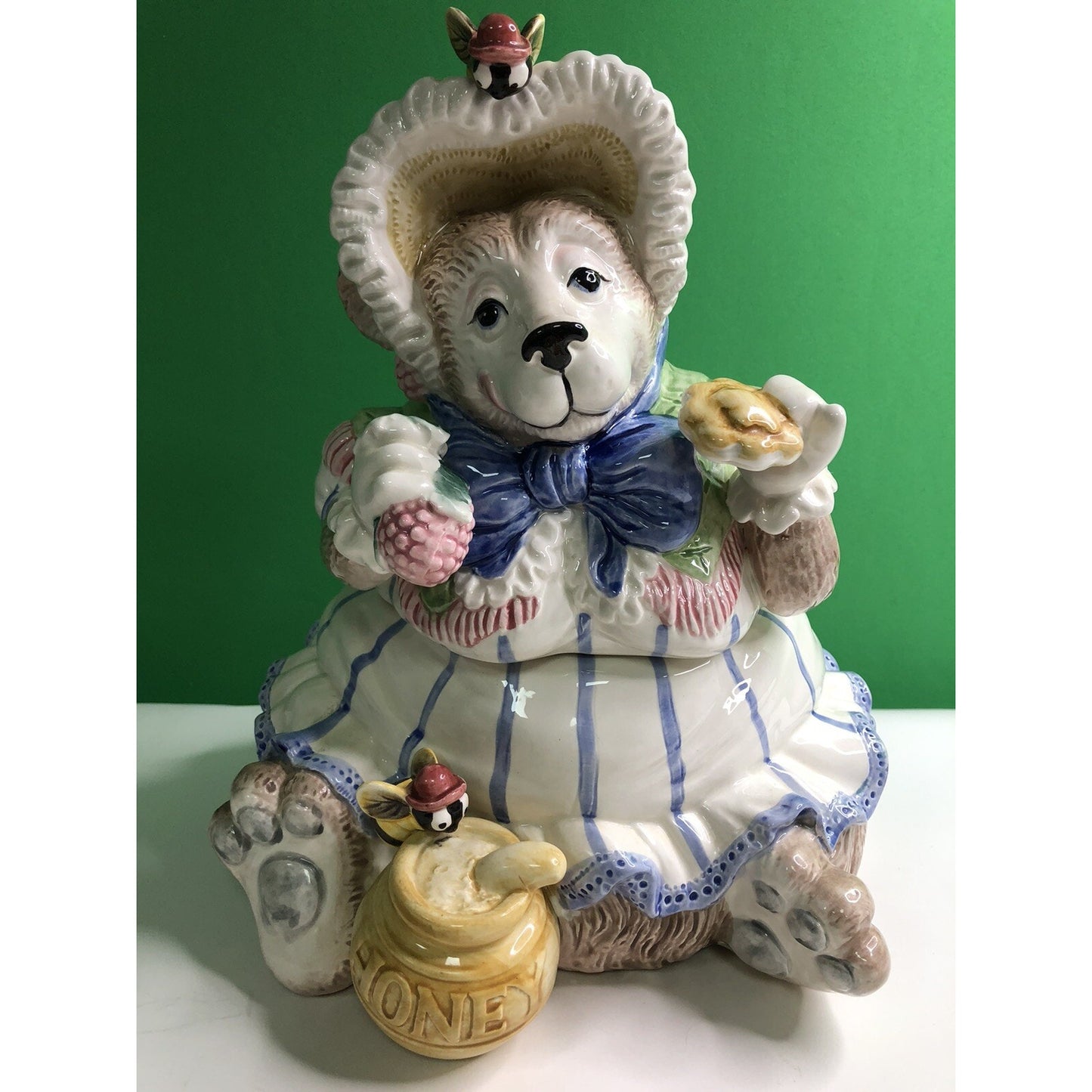1991 FITZ & FLOYD Large Bonnet Bear COOKIE JAR Bees Honey Pot Blue Ribbon
