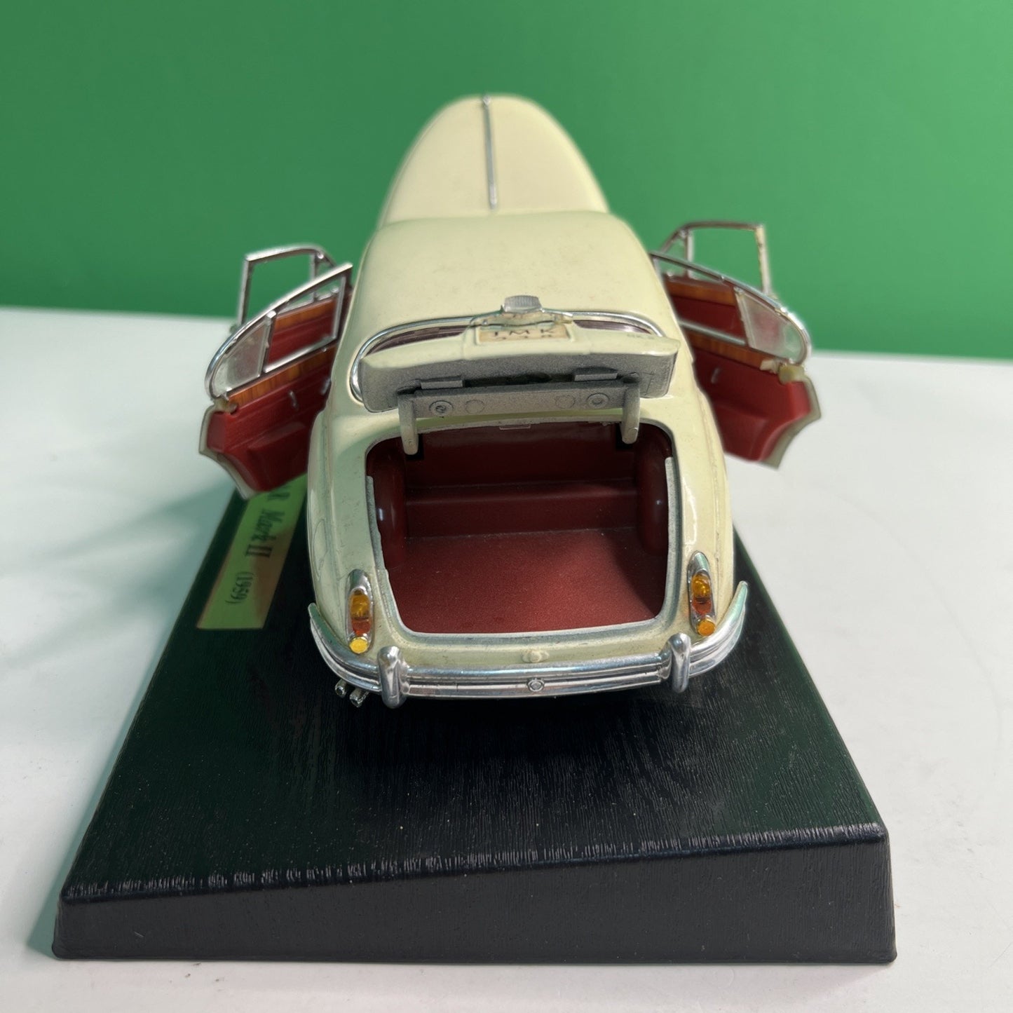 MAISTO 1959 Jaguar Mark II Scale Model Car Cream with Red Interior Vehicle