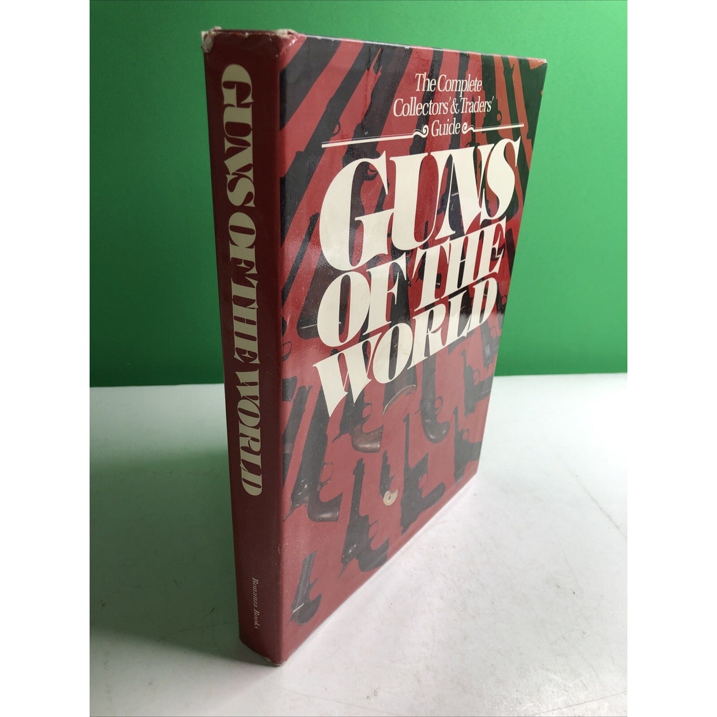 GUNS OF THE WORLD: The Complete Collectors & Traders Guide - Bonanza Books 1977