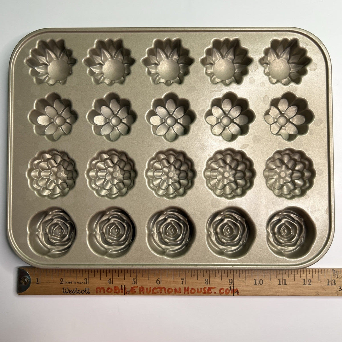 Nordic Ware Petits Fours Pan Cast Aluminum Floral Cakelet Mold 20 Cavity 2 Cups