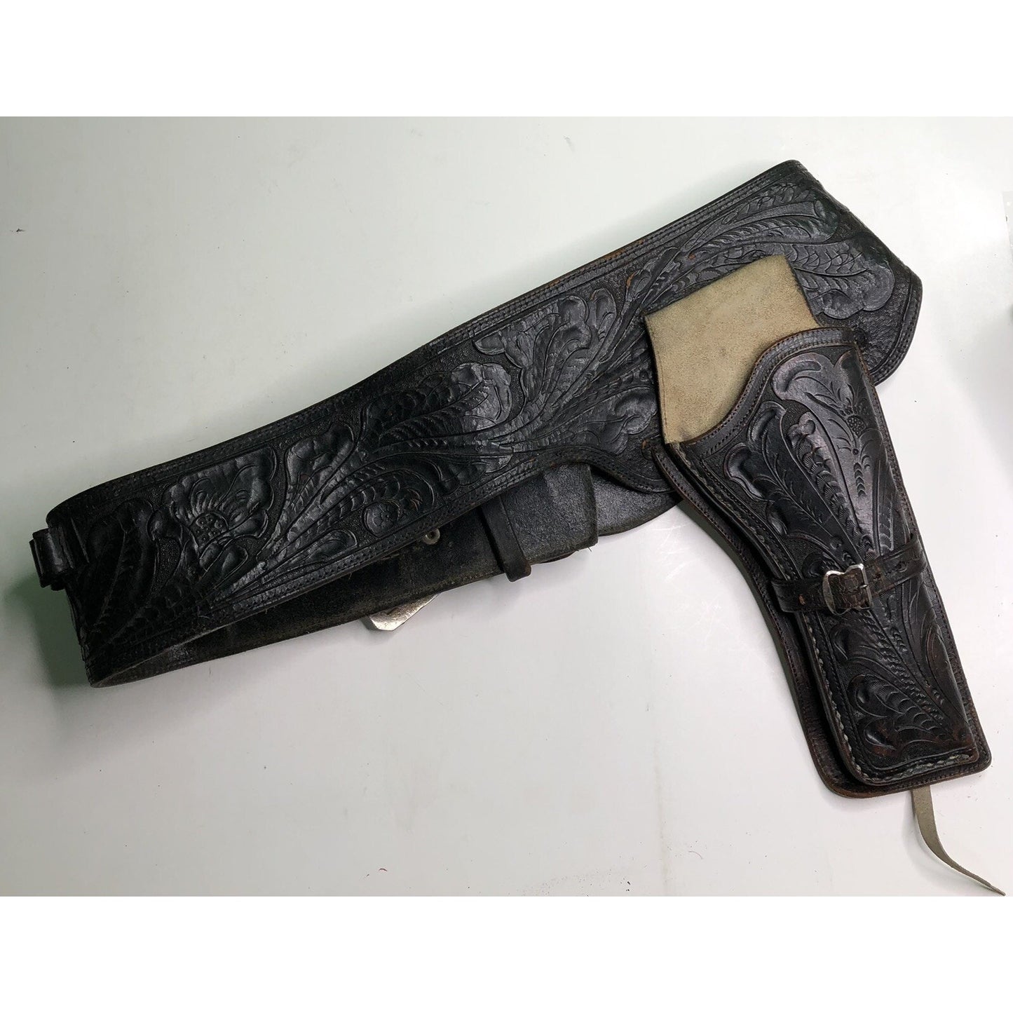 Vintage Western Tooled Leather GUN BELT & HOLSTER 12 Bullet Holders Pistol Draw