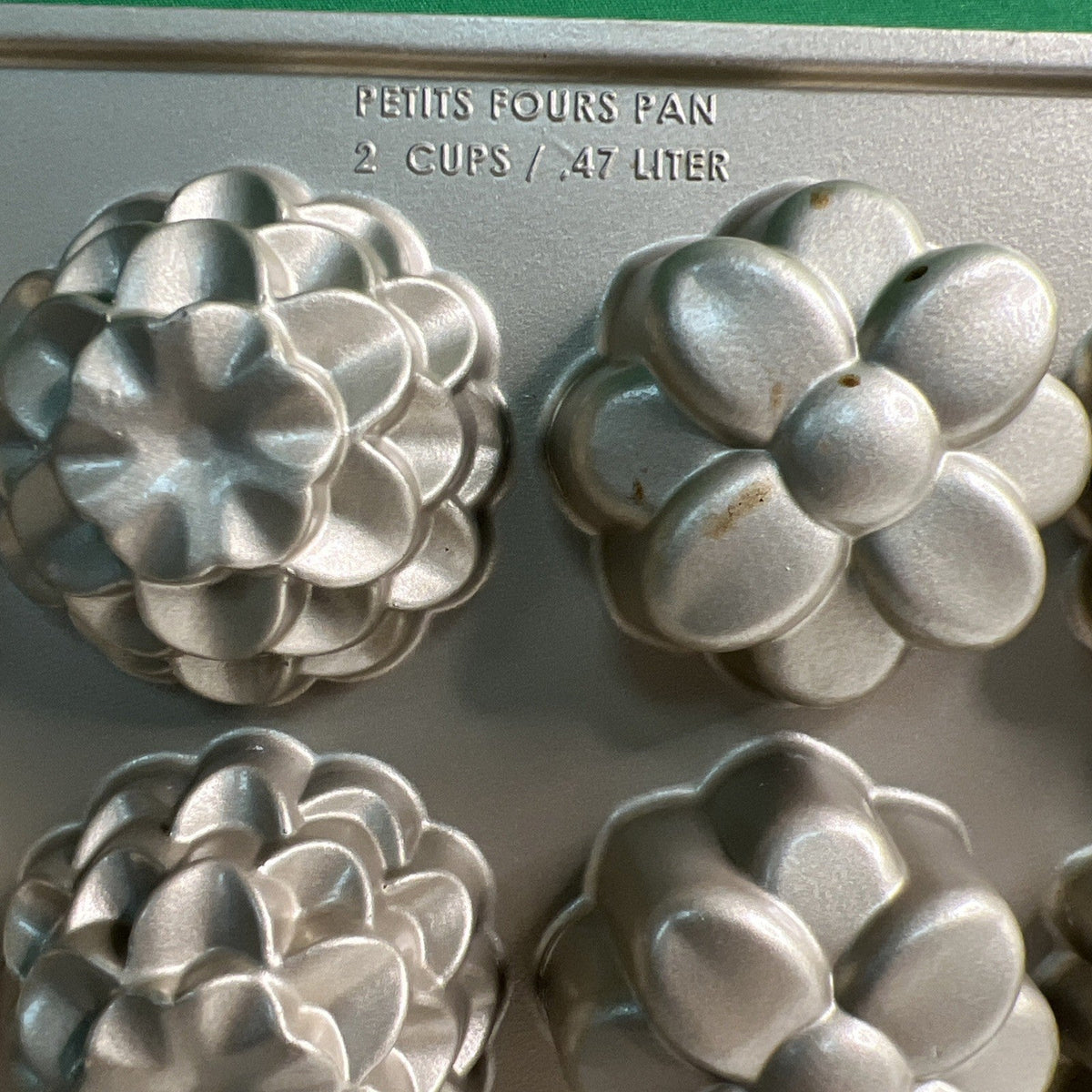 Nordic Ware Petits Fours Pan Cast Aluminum Floral Cakelet Mold 20 Cavity 2 Cups