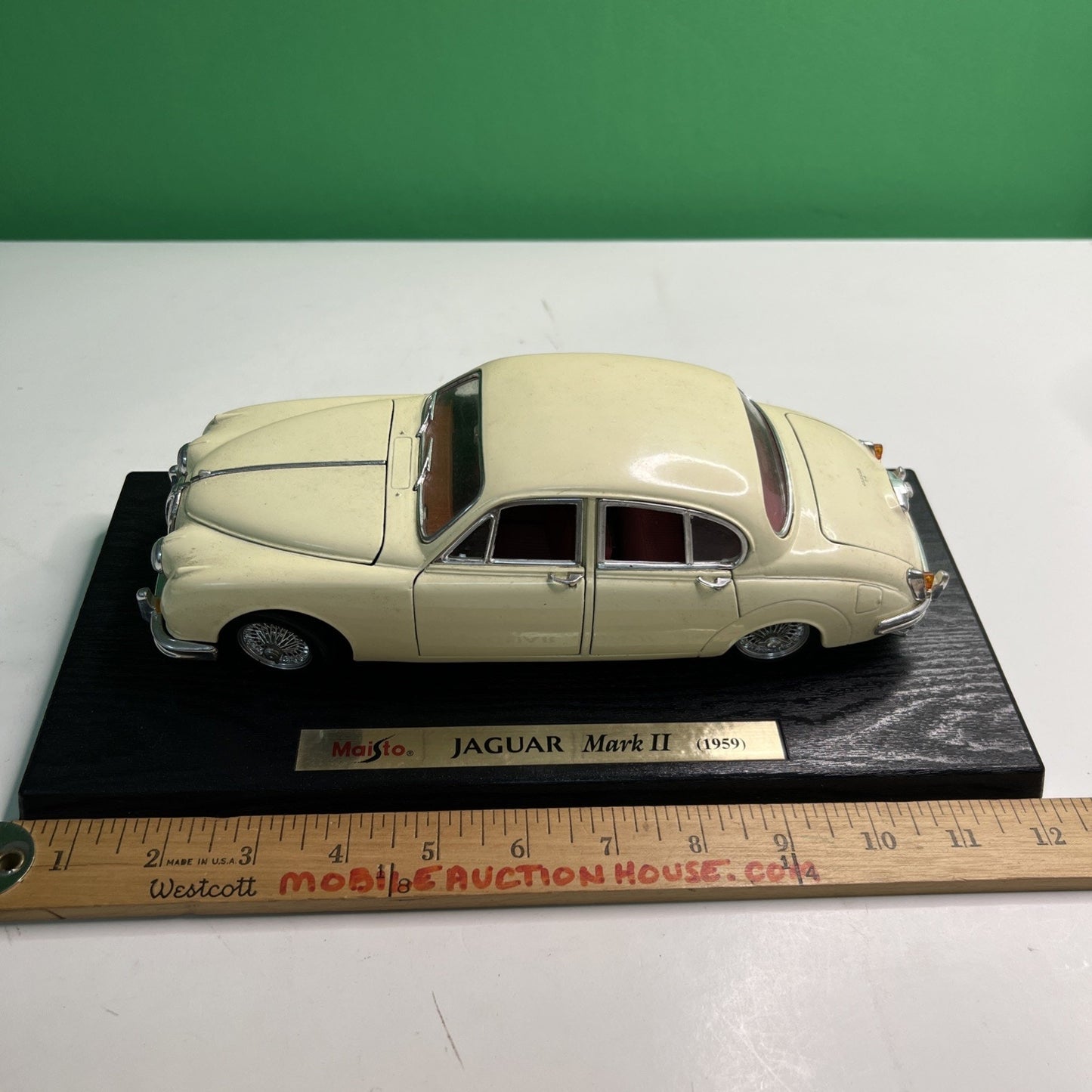 MAISTO 1959 Jaguar Mark II Scale Model Car Cream with Red Interior Vehicle