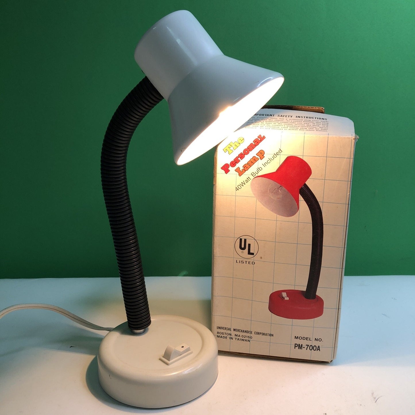 Vintage WHITE Adjustable Gooseneck Desk PERSONAL Lamp Table Office 40 Watt Bulb