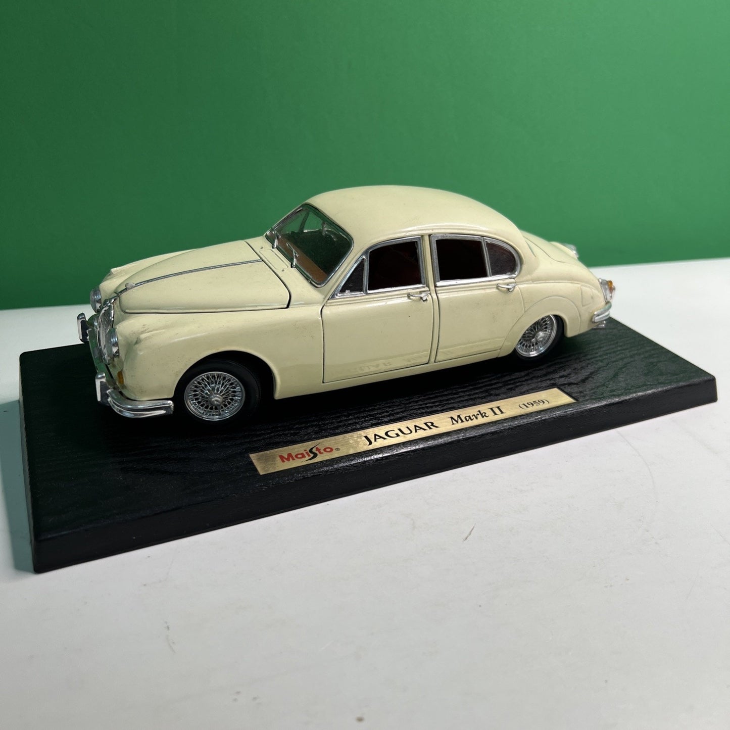 MAISTO 1959 Jaguar Mark II Scale Model Car Cream with Red Interior Vehicle