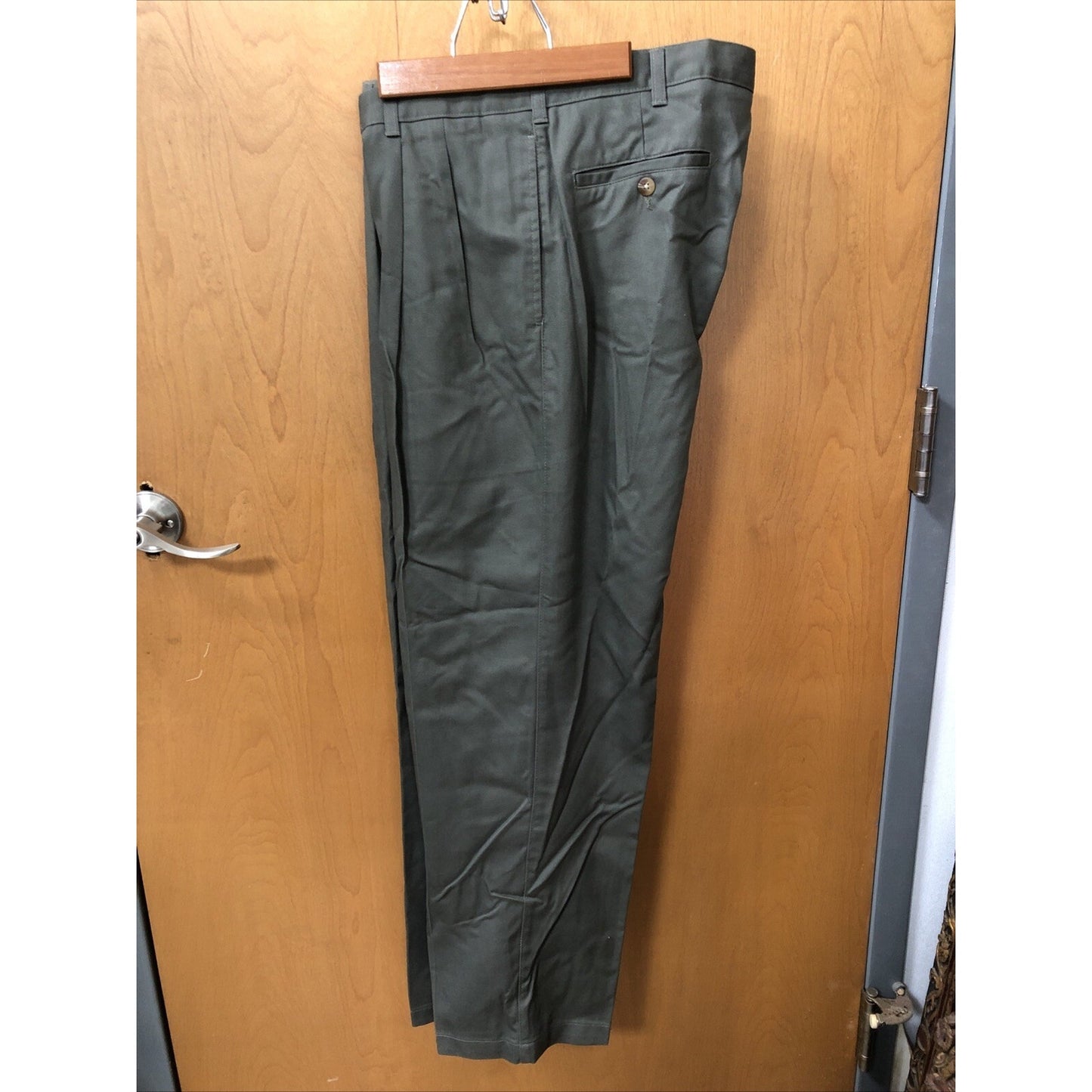New With Tags FLYERS Pleated KHAKI Pants Mens Wrinkle Free Relaxed Fit 36 x 30