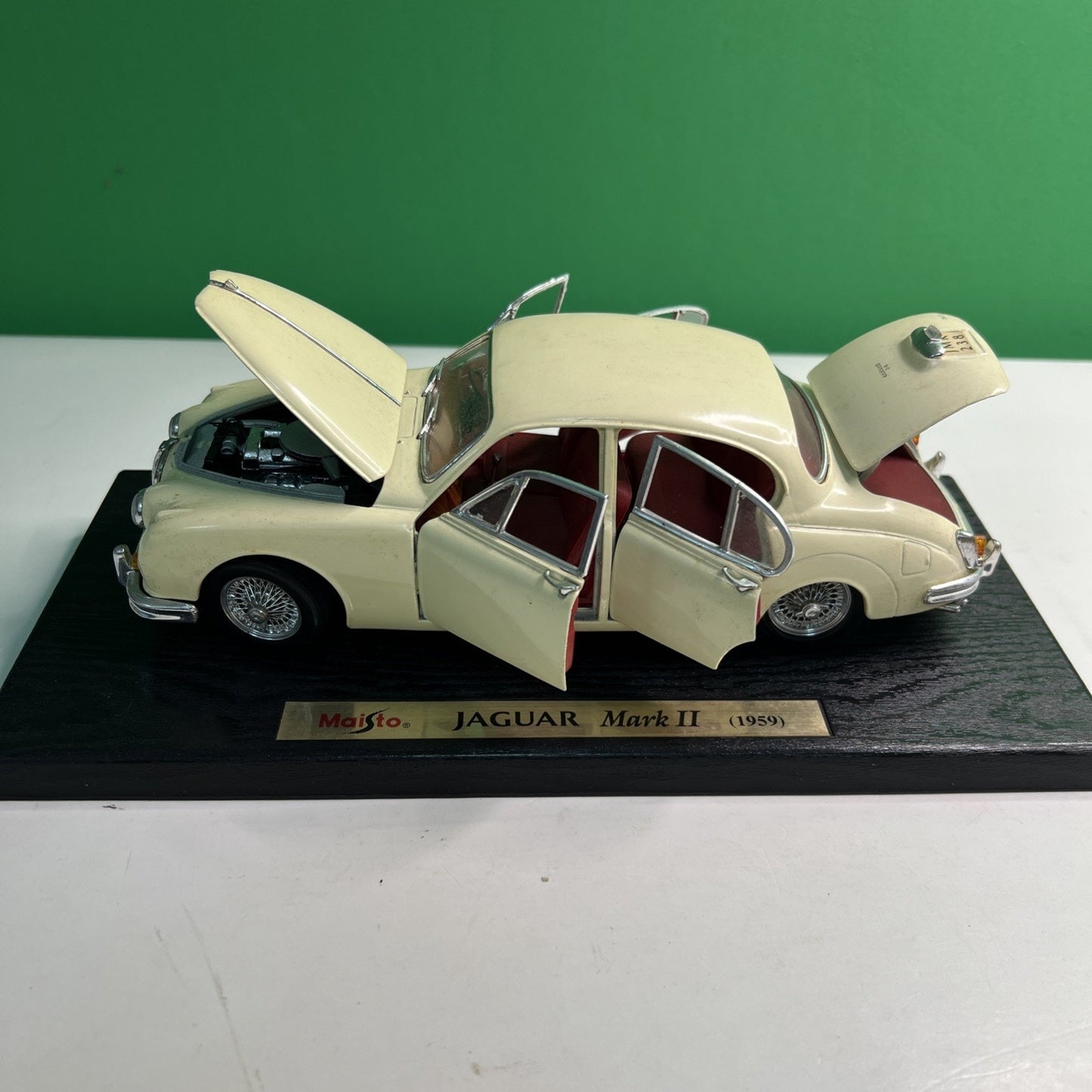 MAISTO 1959 Jaguar Mark II Scale Model Car Cream with Red Interior Vehicle