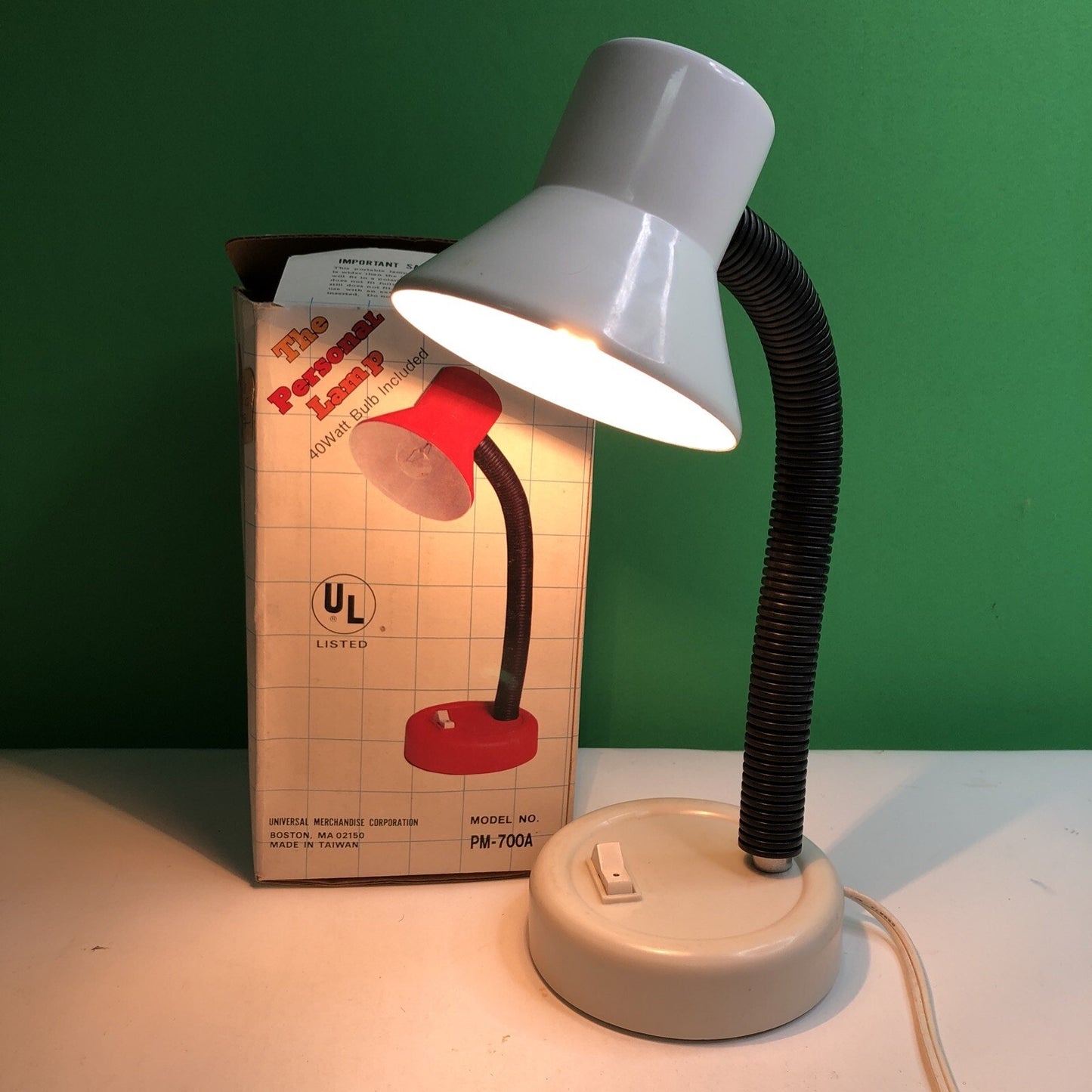 Vintage WHITE Adjustable Gooseneck Desk PERSONAL Lamp Table Office 40 Watt Bulb