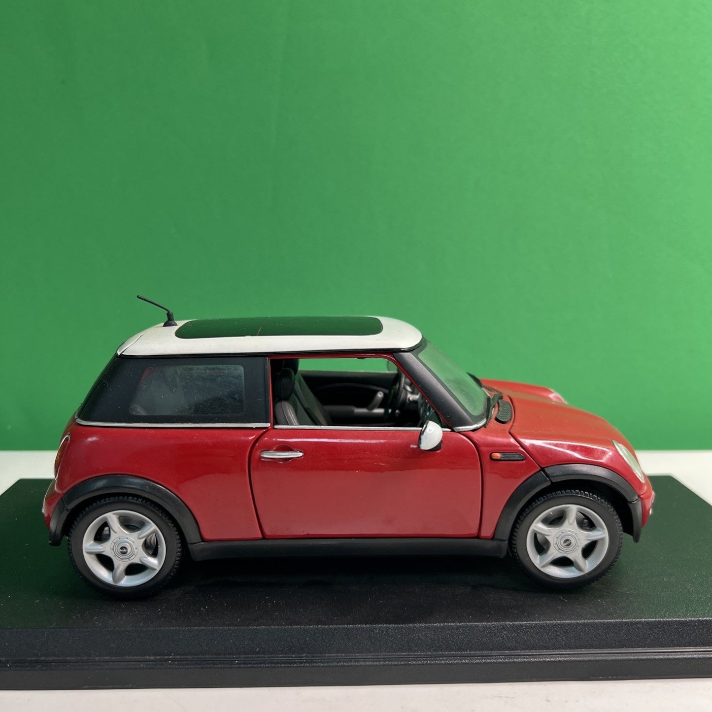 RARE 1998 Mini Cooper Red White Dealer Model Car Maisto Collectors Model