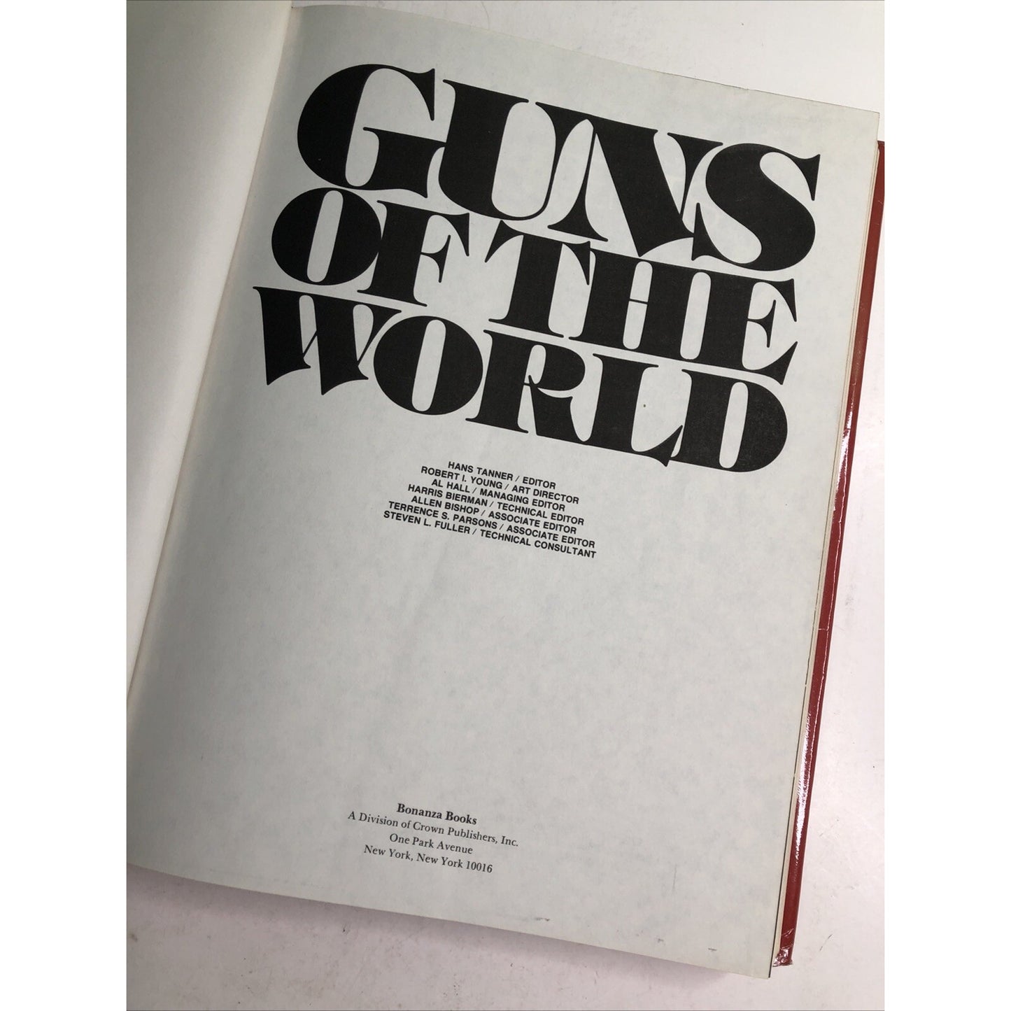 GUNS OF THE WORLD: The Complete Collectors & Traders Guide - Bonanza Books 1977