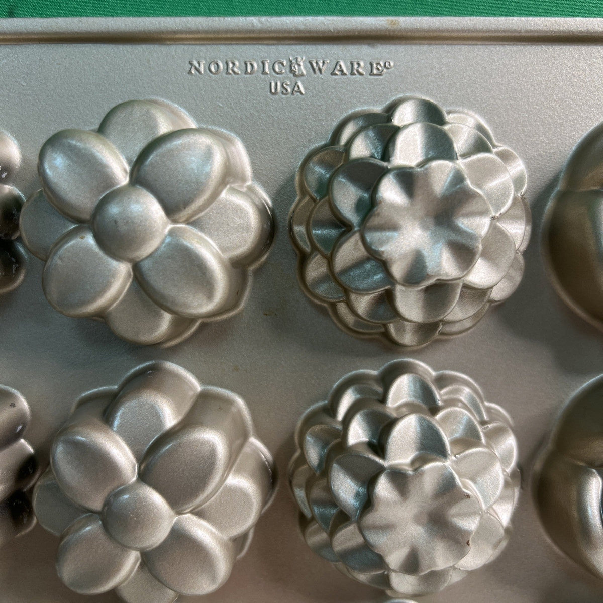 Nordic Ware Petits Fours Pan Cast Aluminum Floral Cakelet Mold 20 Cavity 2 Cups