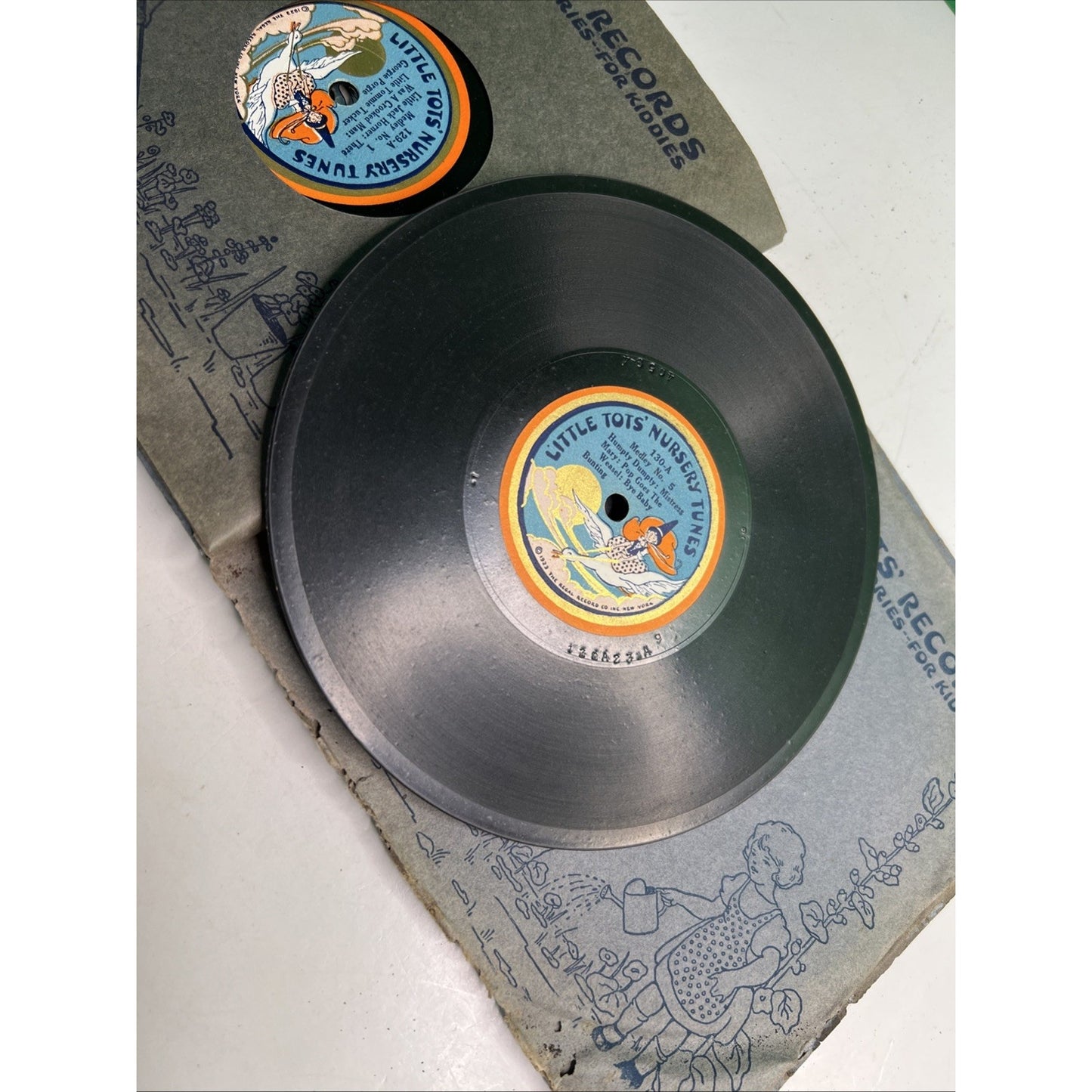 No. 8 Medley Book LITTLE TOTS RECORDS SONGS GAMES STORIES REGAL RECORDS NY