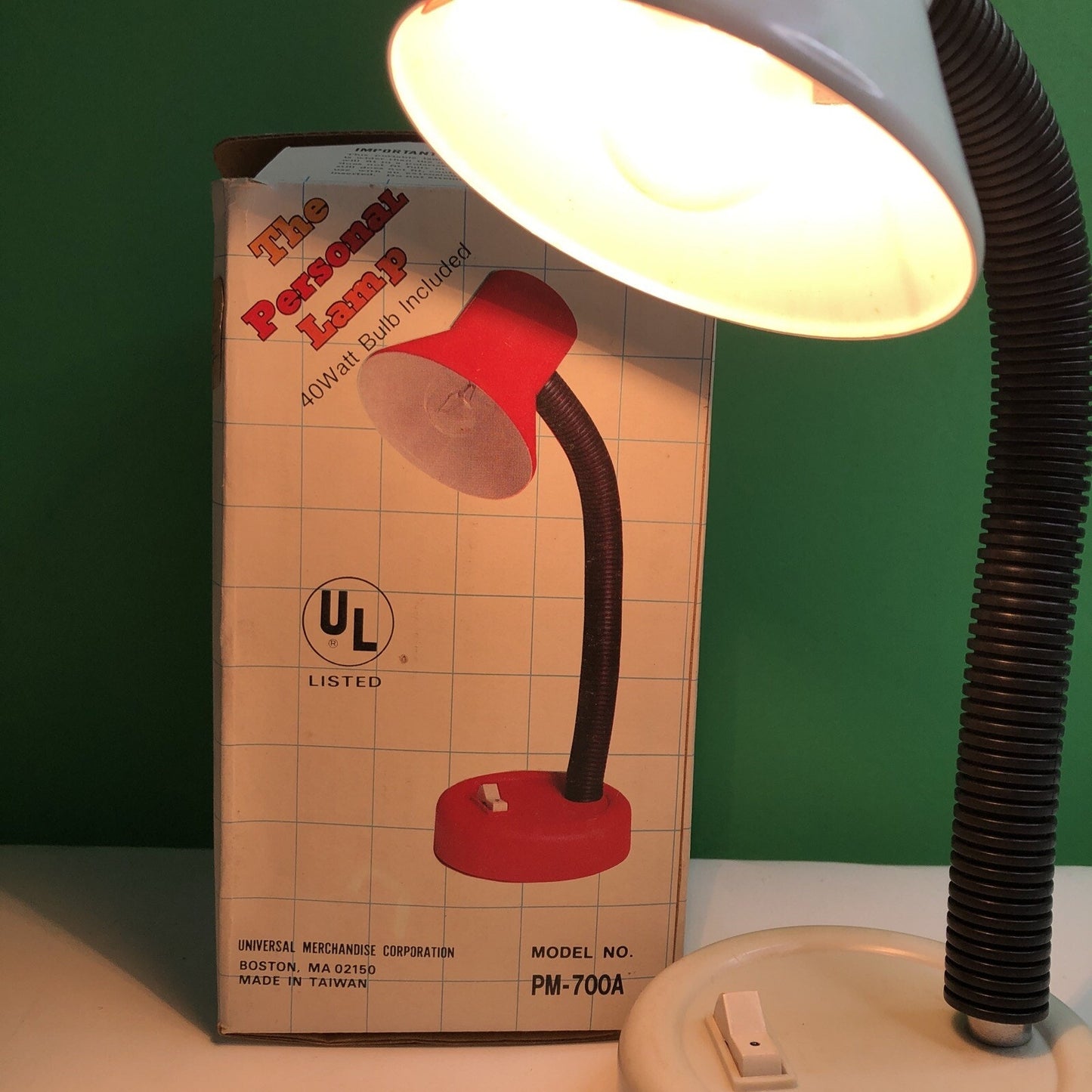 Vintage WHITE Adjustable Gooseneck Desk PERSONAL Lamp Table Office 40 Watt Bulb