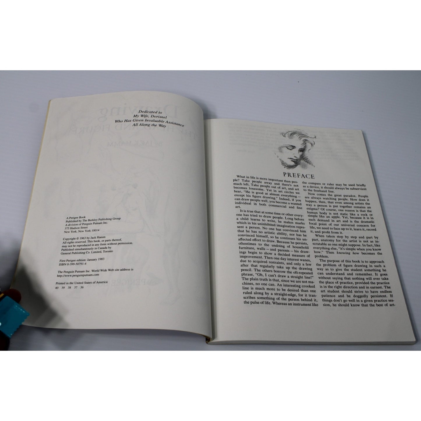 Drawing the Head & Figure: A How-To Handbook That Makes Drawing Easy- Jack Hamm