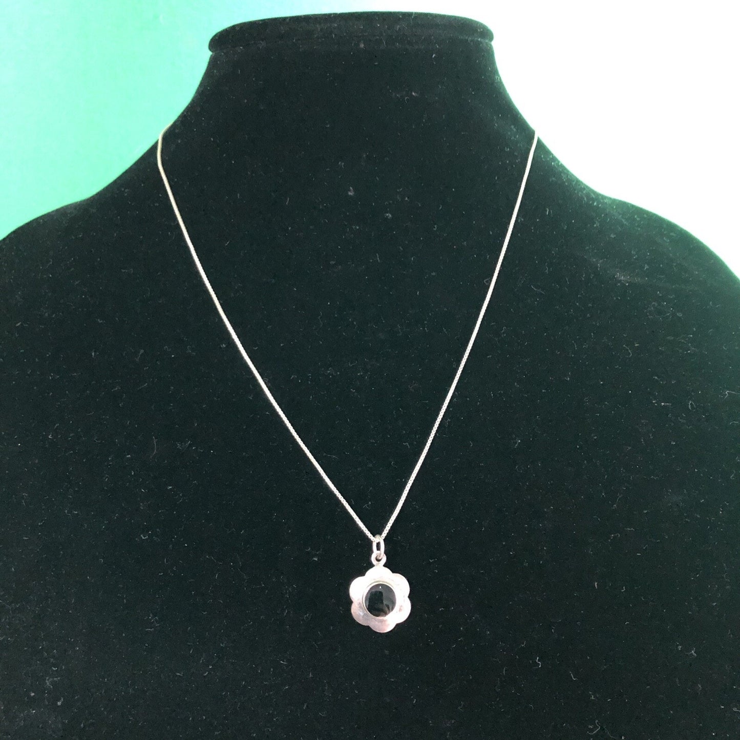 Vintage Sterling Silver 18” Box Chain And Onyx Floral Pendant .925