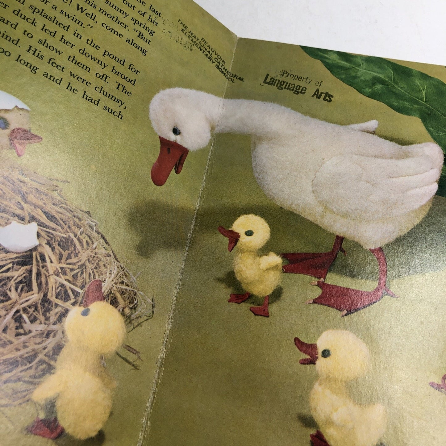1967 “The Ugly Duckling” A Living Story Book Crown Publishers Ex Library JAPAN