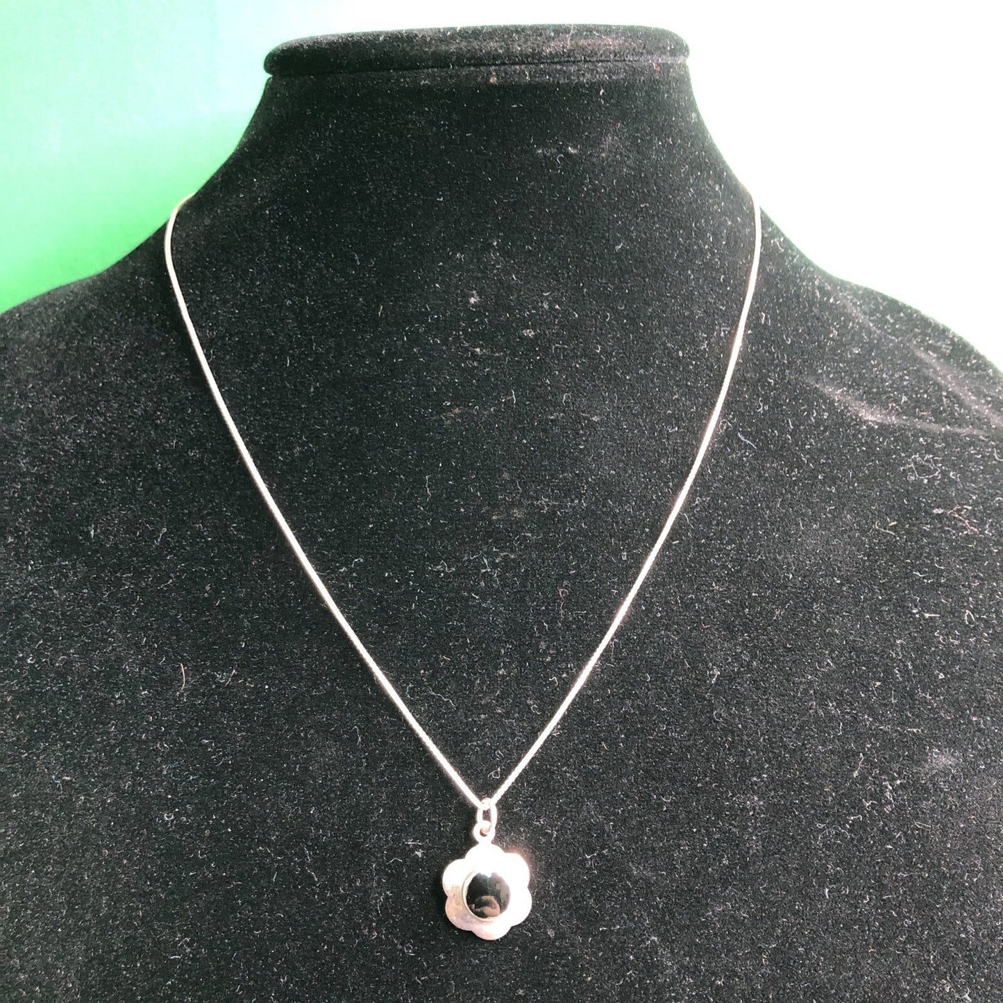 Vintage Sterling Silver 18” Box Chain And Onyx Floral Pendant .925