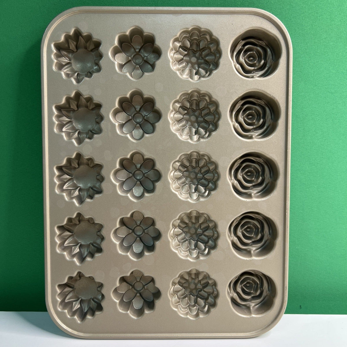 Nordic Ware Petits Fours Pan Cast Aluminum Floral Cakelet Mold 20 Cavity 2 Cups