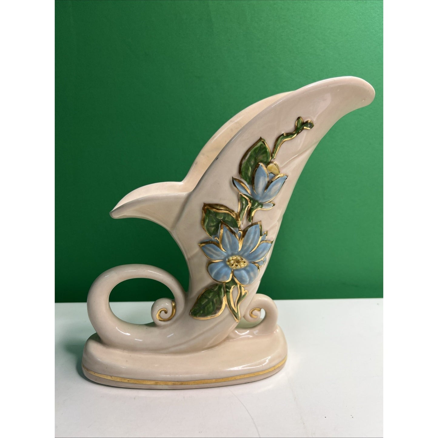 HULL ART POTTERY USA CORNUCOPIA VASE PLANTER Marked H-10-8 1/2 Beige Blue Flower