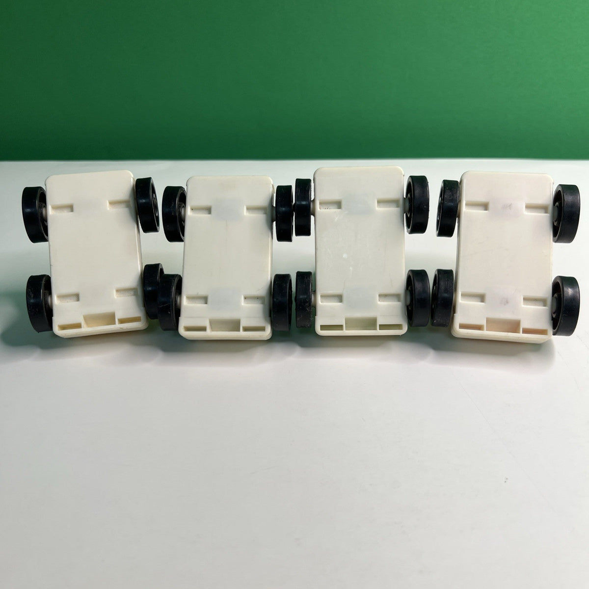 Vintage Fisher Price Little People Lot Of 8 Pieces 4 Cars 4 Drivers