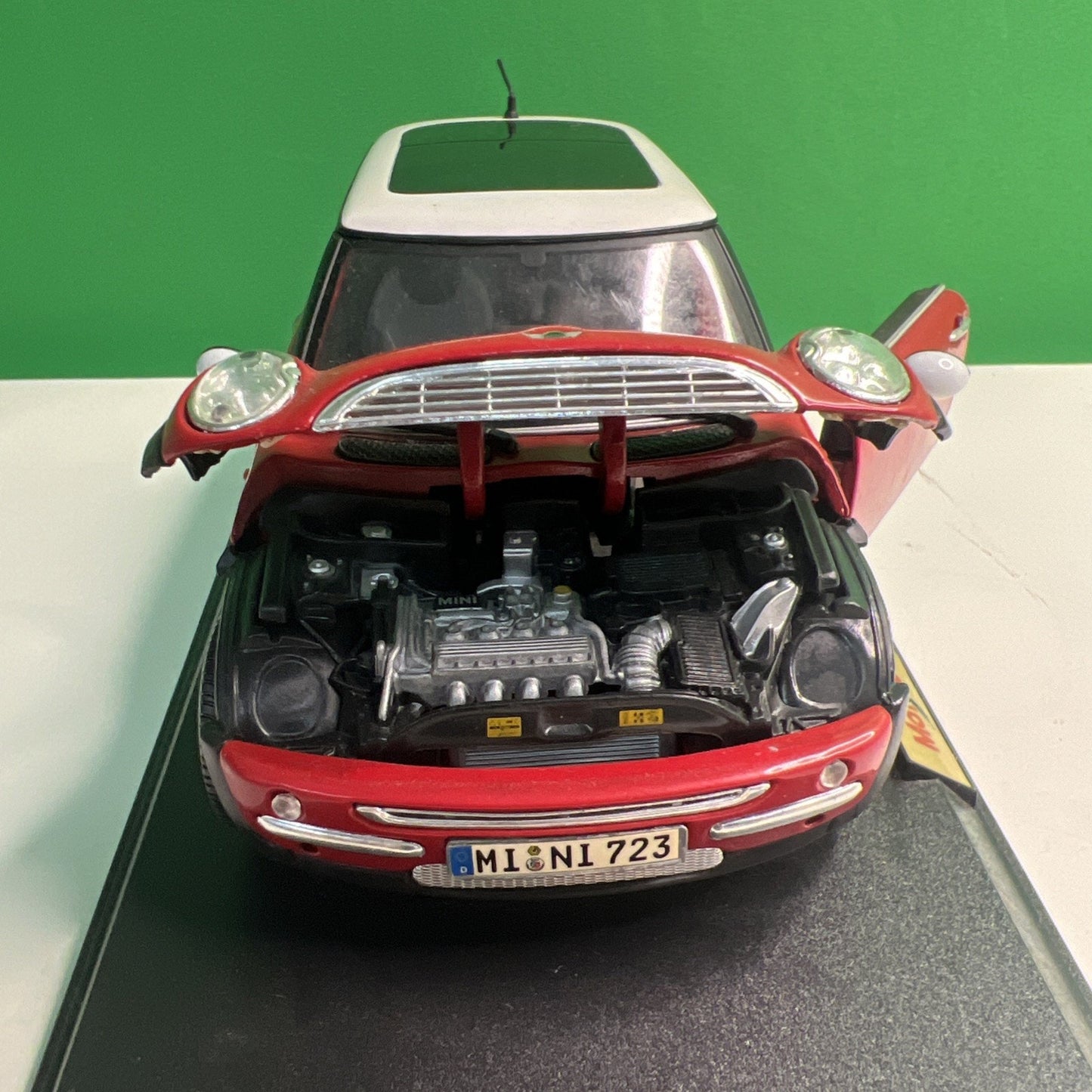 RARE 1998 Mini Cooper Red White Dealer Model Car Maisto Collectors Model
