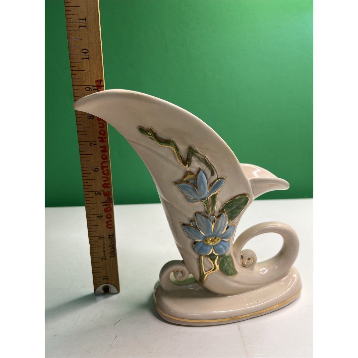 HULL ART POTTERY USA CORNUCOPIA VASE PLANTER Marked H-10-8 1/2 Beige Blue Flower