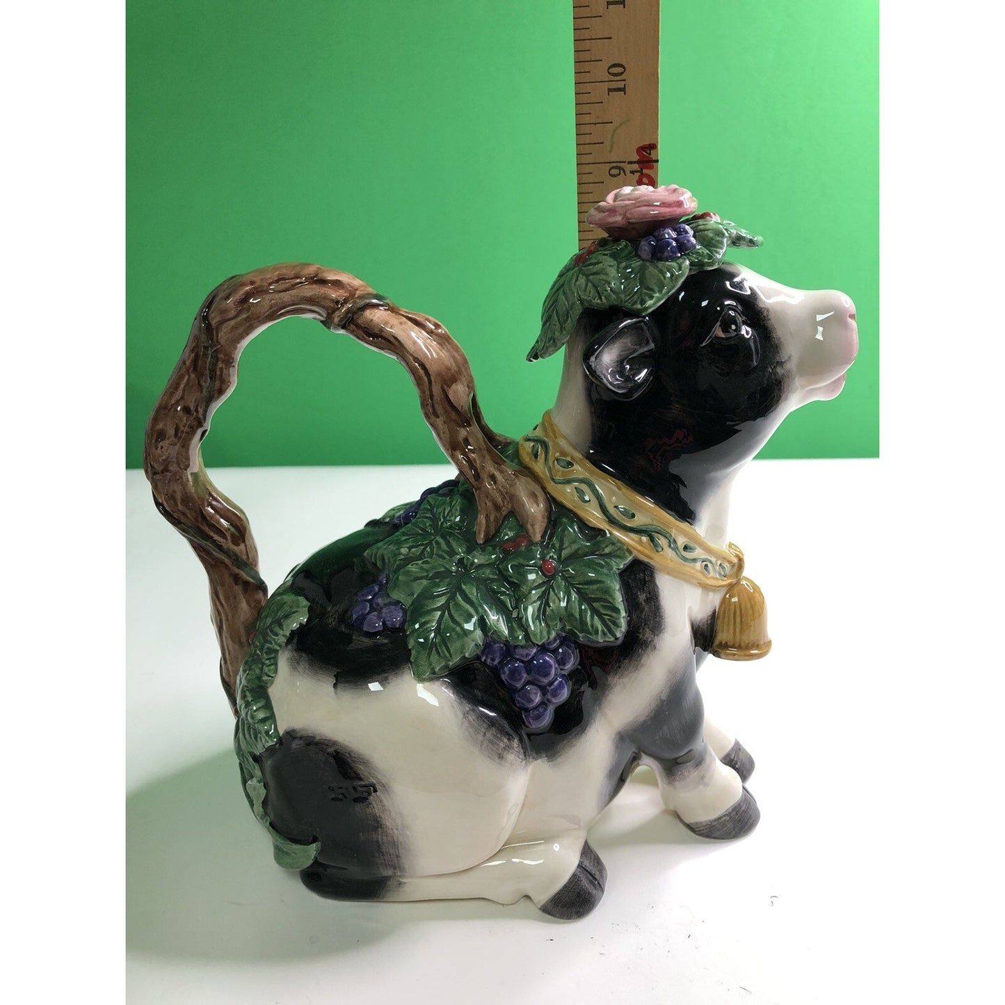 1994 Fitz & Floyd HEIDI HOLSTEIN TEAPOT Pitcher 35 oz Cow Giftware Grapevine Lid