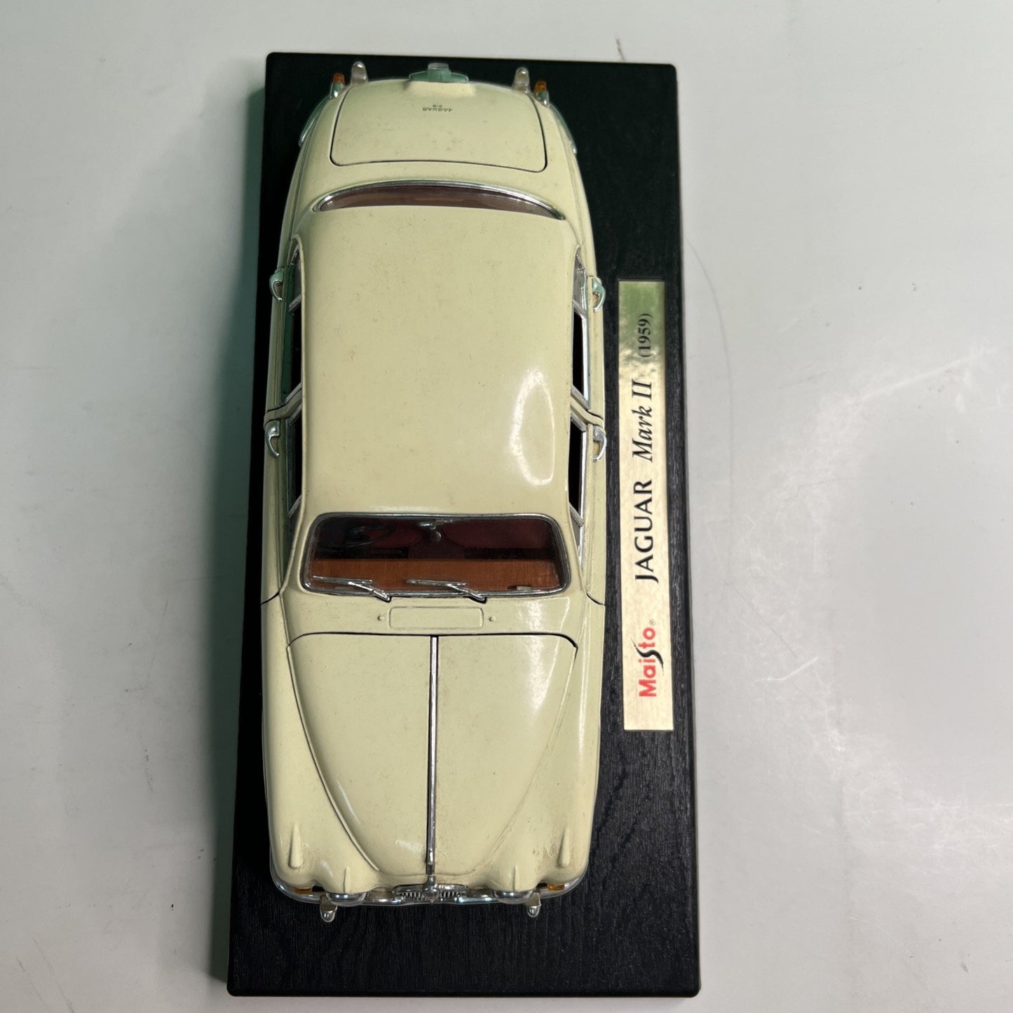 MAISTO 1959 Jaguar Mark II Scale Model Car Cream with Red Interior Vehicle