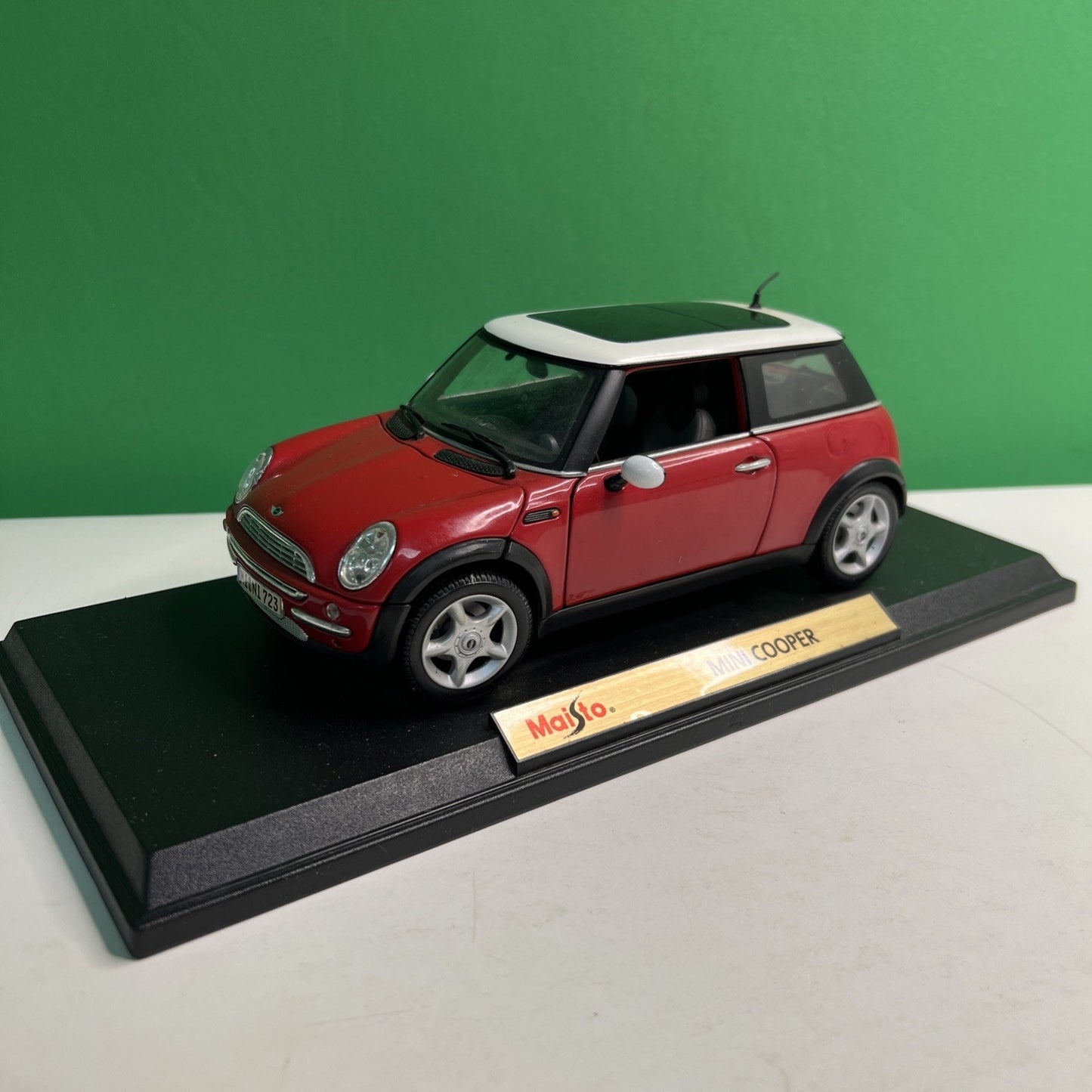 RARE 1998 Mini Cooper Red White Dealer Model Car Maisto Collectors Model