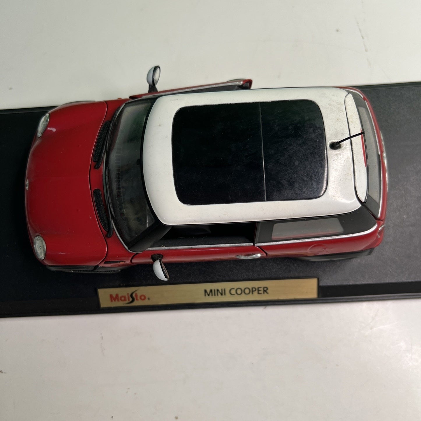 RARE 1998 Mini Cooper Red White Dealer Model Car Maisto Collectors Model