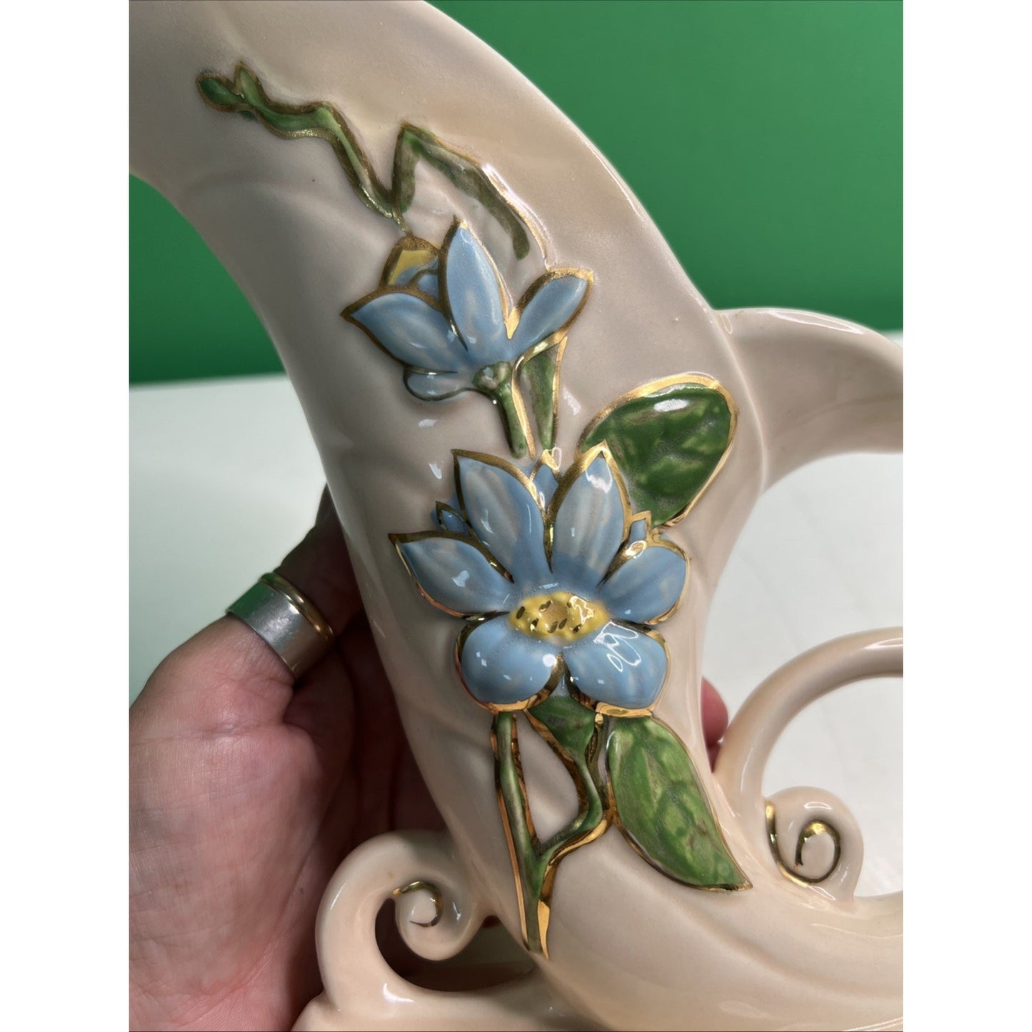 HULL ART POTTERY USA CORNUCOPIA VASE PLANTER Marked H-10-8 1/2 Beige Blue Flower