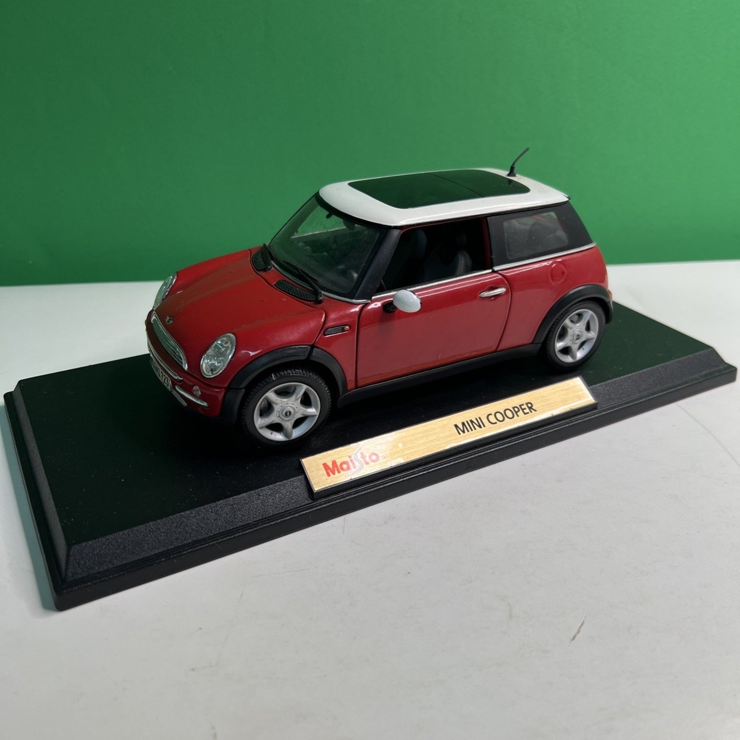 RARE 1998 Mini Cooper Red White Dealer Model Car Maisto Collectors Model