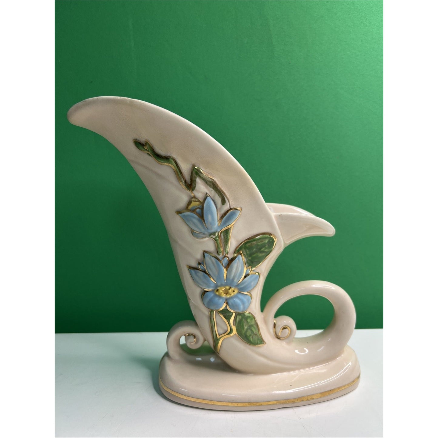 HULL ART POTTERY USA CORNUCOPIA VASE PLANTER Marked H-10-8 1/2 Beige Blue Flower