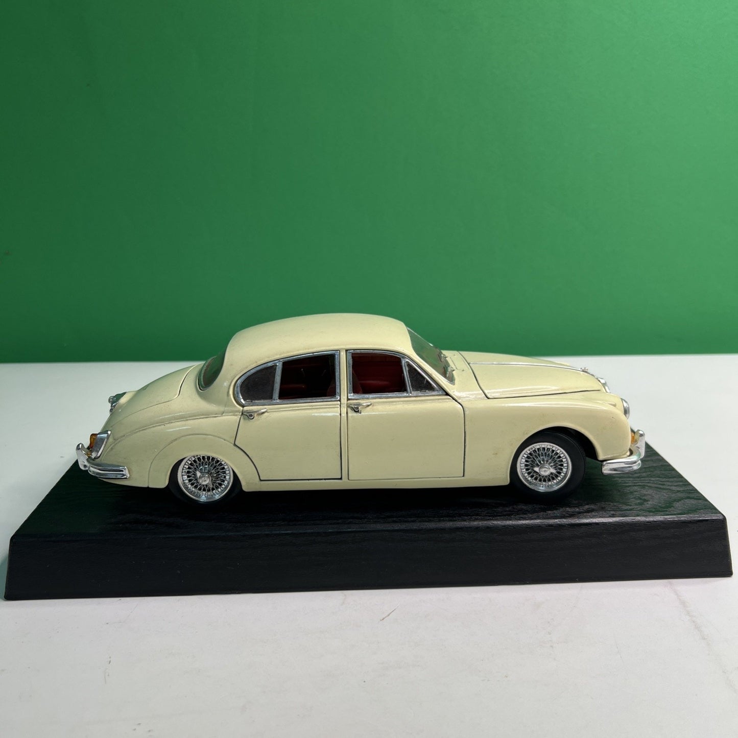 MAISTO 1959 Jaguar Mark II Scale Model Car Cream with Red Interior Vehicle