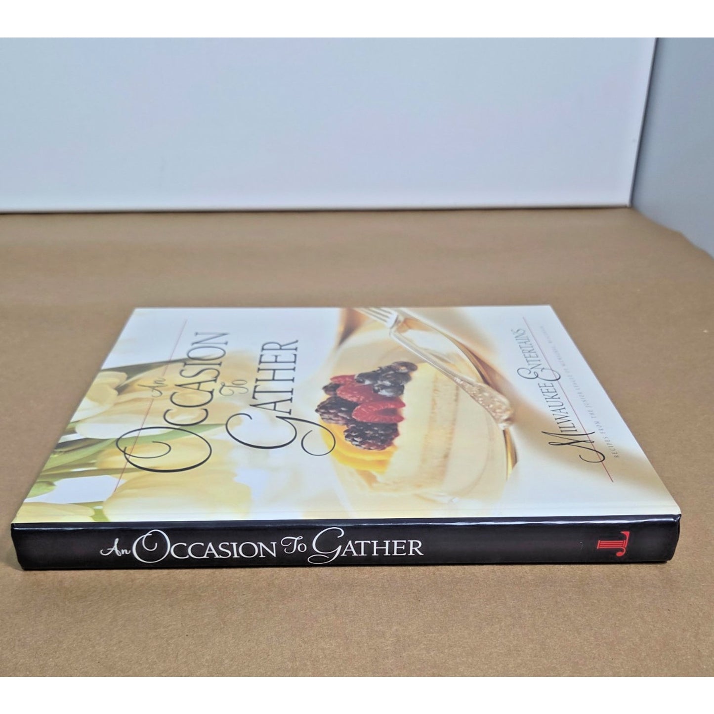 An Occasion to Gather: Milwaukee Entertains Junior League Cookbook - Like New