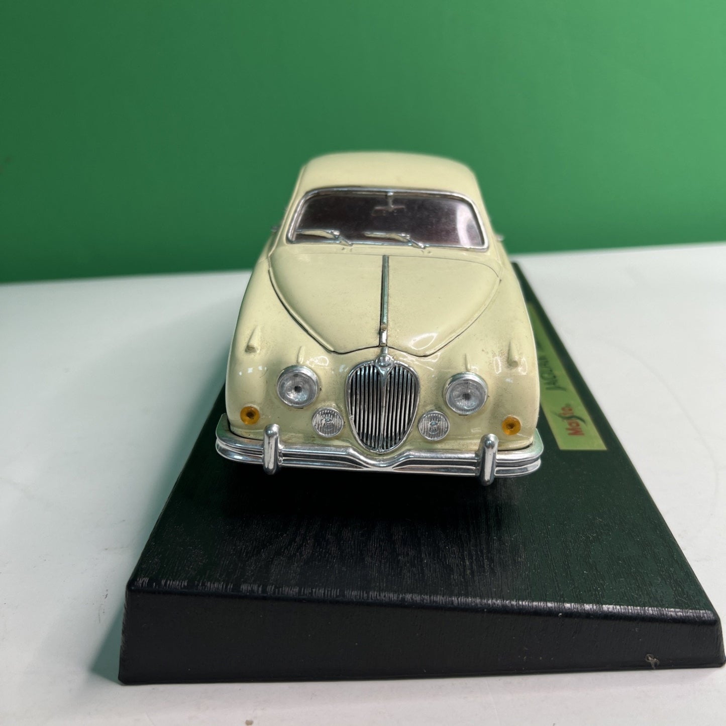 MAISTO 1959 Jaguar Mark II Scale Model Car Cream with Red Interior Vehicle
