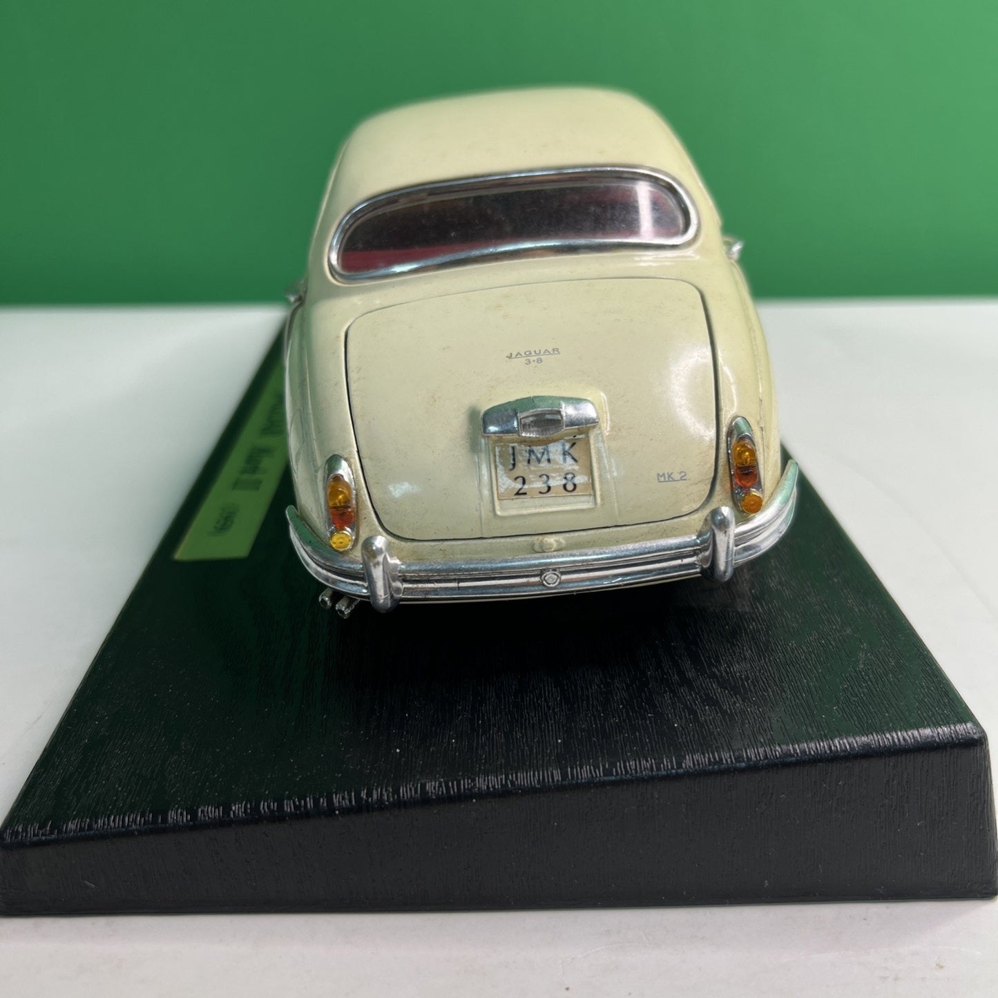 MAISTO 1959 Jaguar Mark II Scale Model Car Cream with Red Interior Vehicle