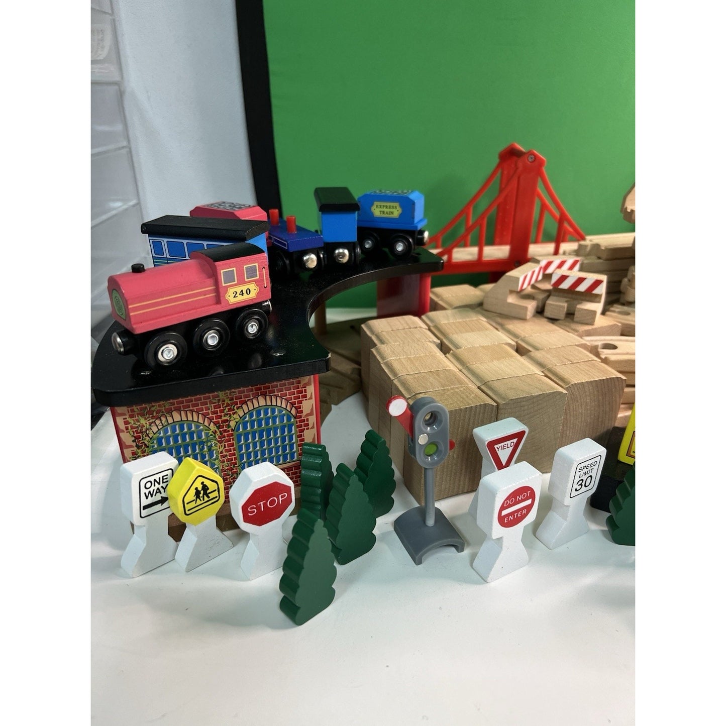 Wooden Train Railway Set 140+pcs Brio Compatible Track & Trains Melissa & Doug