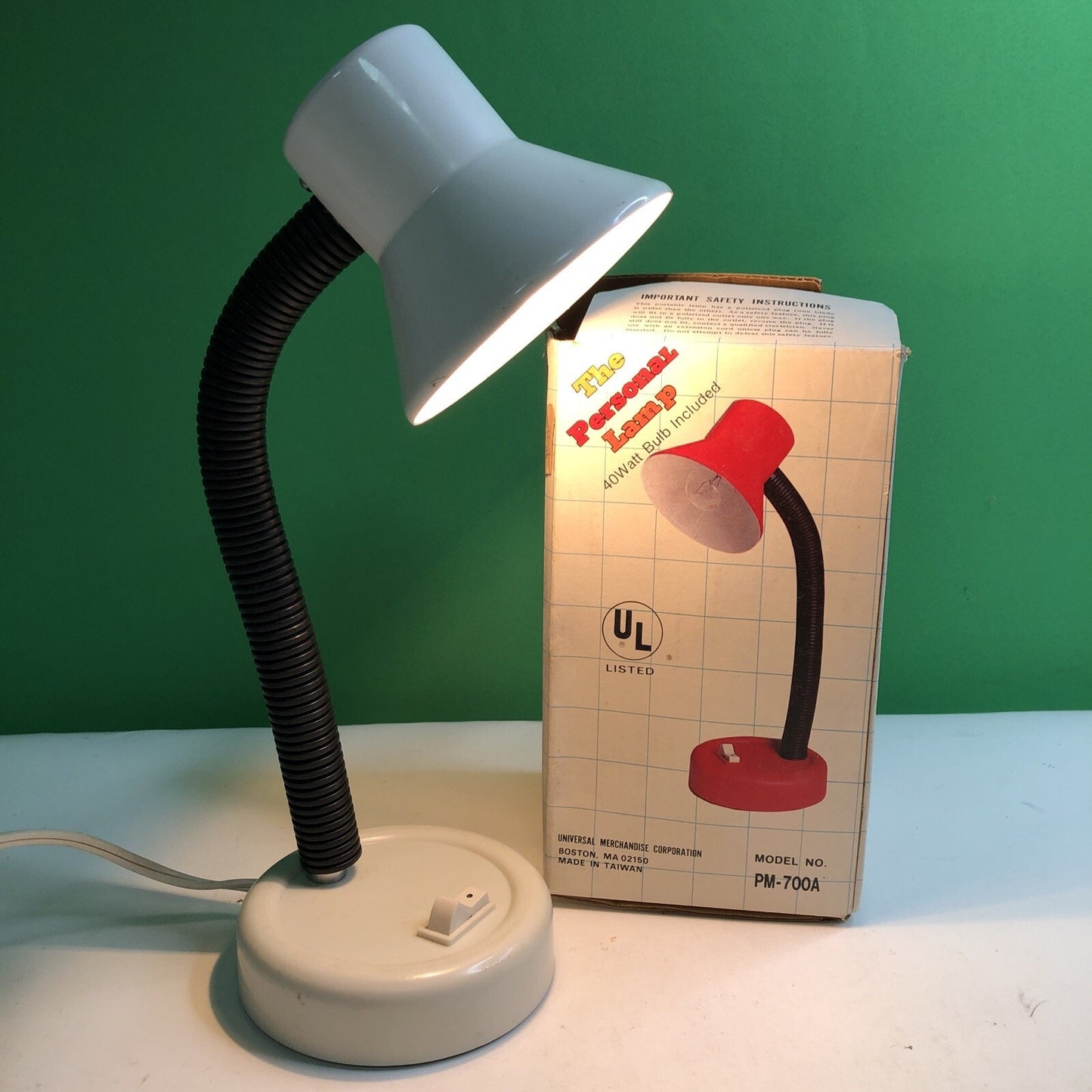 Vintage WHITE Adjustable Gooseneck Desk PERSONAL Lamp Table Office 40 Watt Bulb