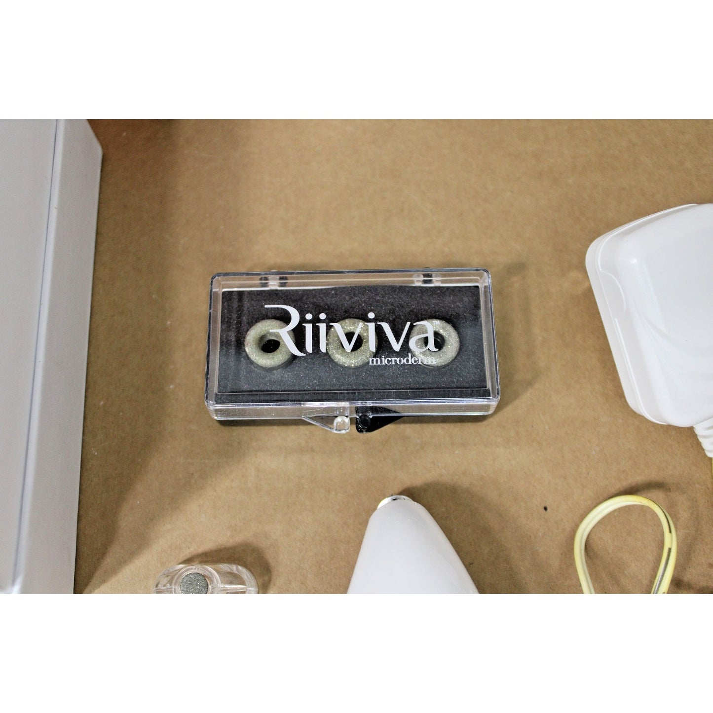Riiviva Microdermabrasion Tool with 4 Diamond Heads, Charger, Boxed