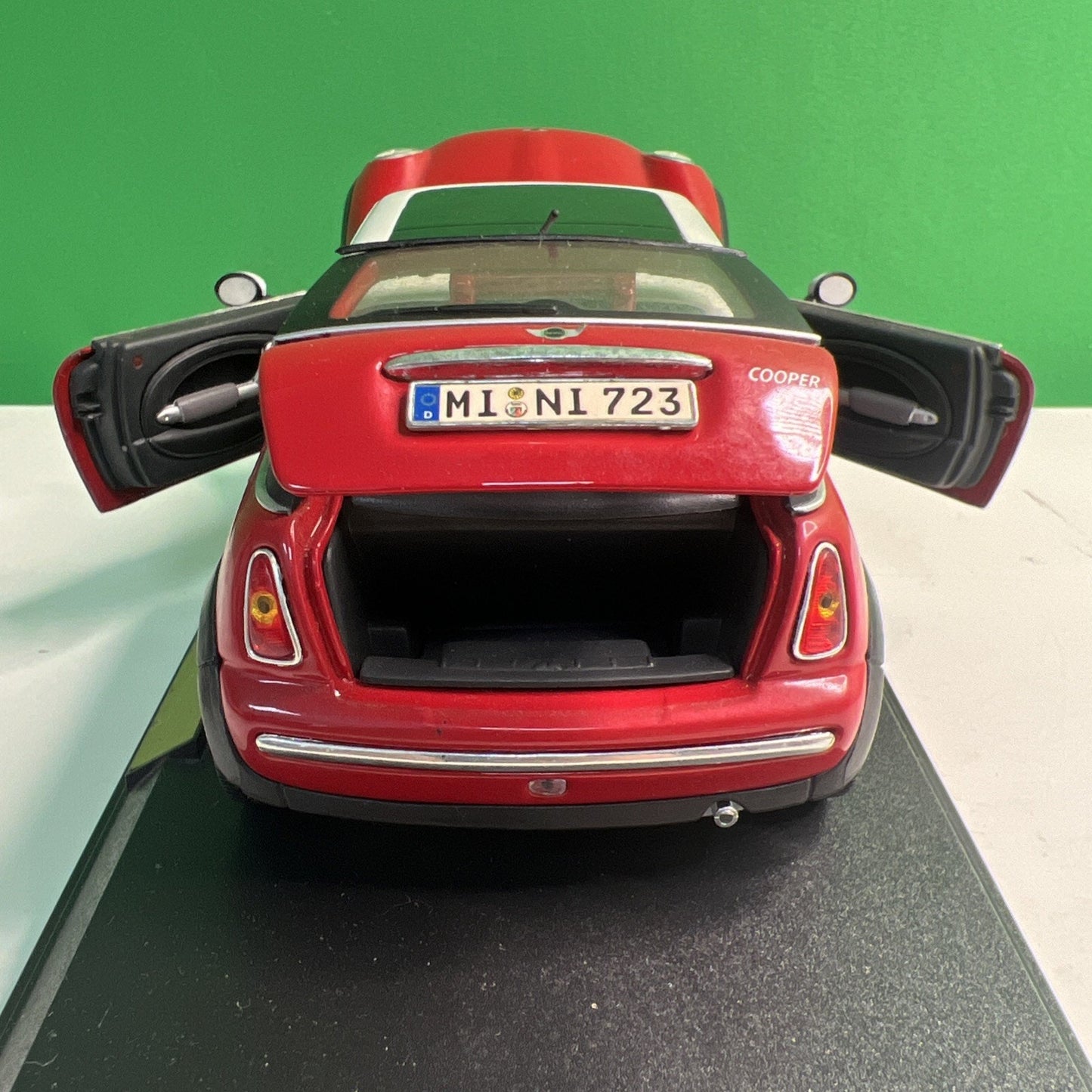RARE 1998 Mini Cooper Red White Dealer Model Car Maisto Collectors Model