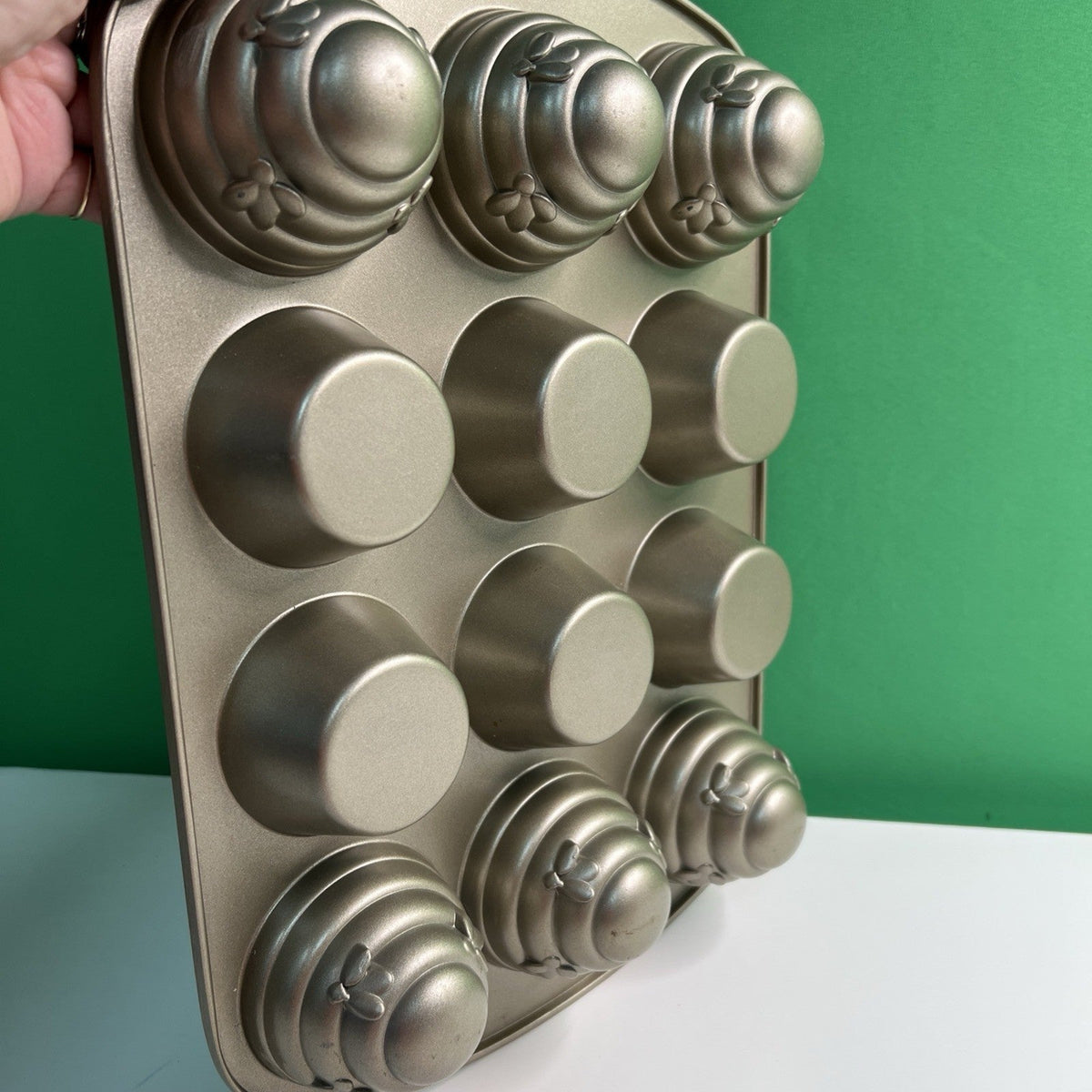 Cute! BEEHIVE CUPCAKE Cake Pan Bees 10 inch x 15 inch Nice Heavyweight Bakeware