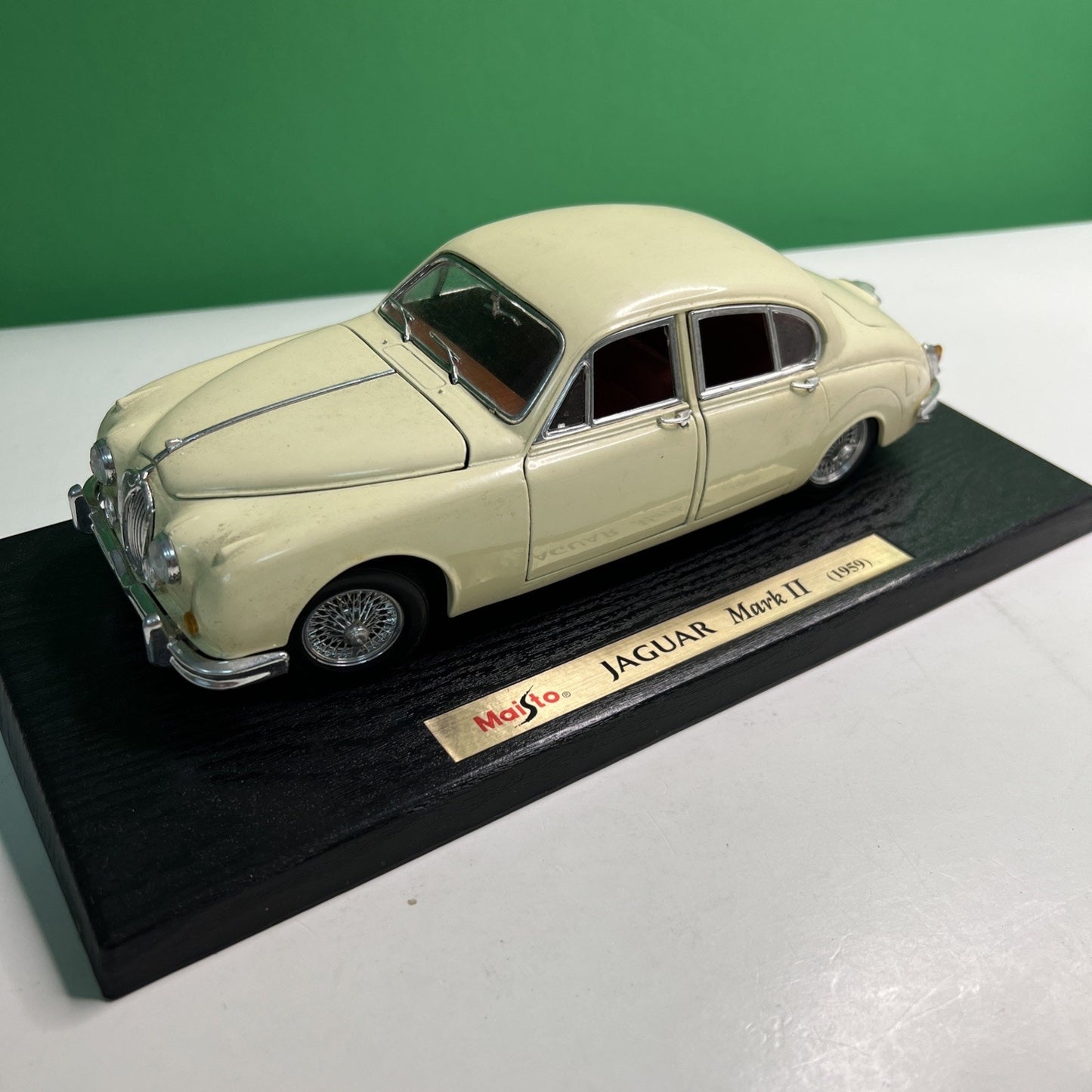 MAISTO 1959 Jaguar Mark II Scale Model Car Cream with Red Interior Vehicle