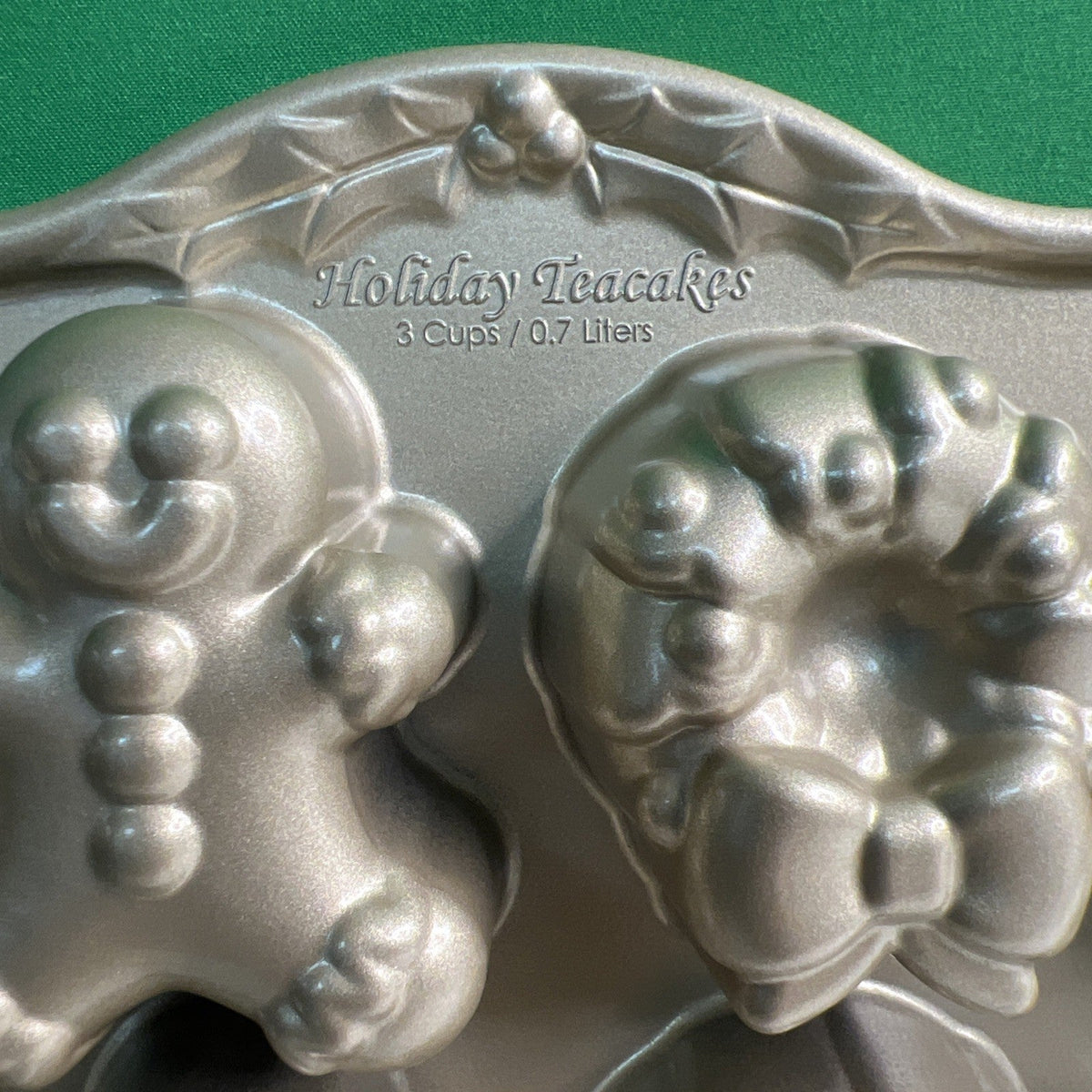 Nordic Ware Holiday Teacakes Pan Heavy Cast Aluminum Gold Williams Sonoma Xmas