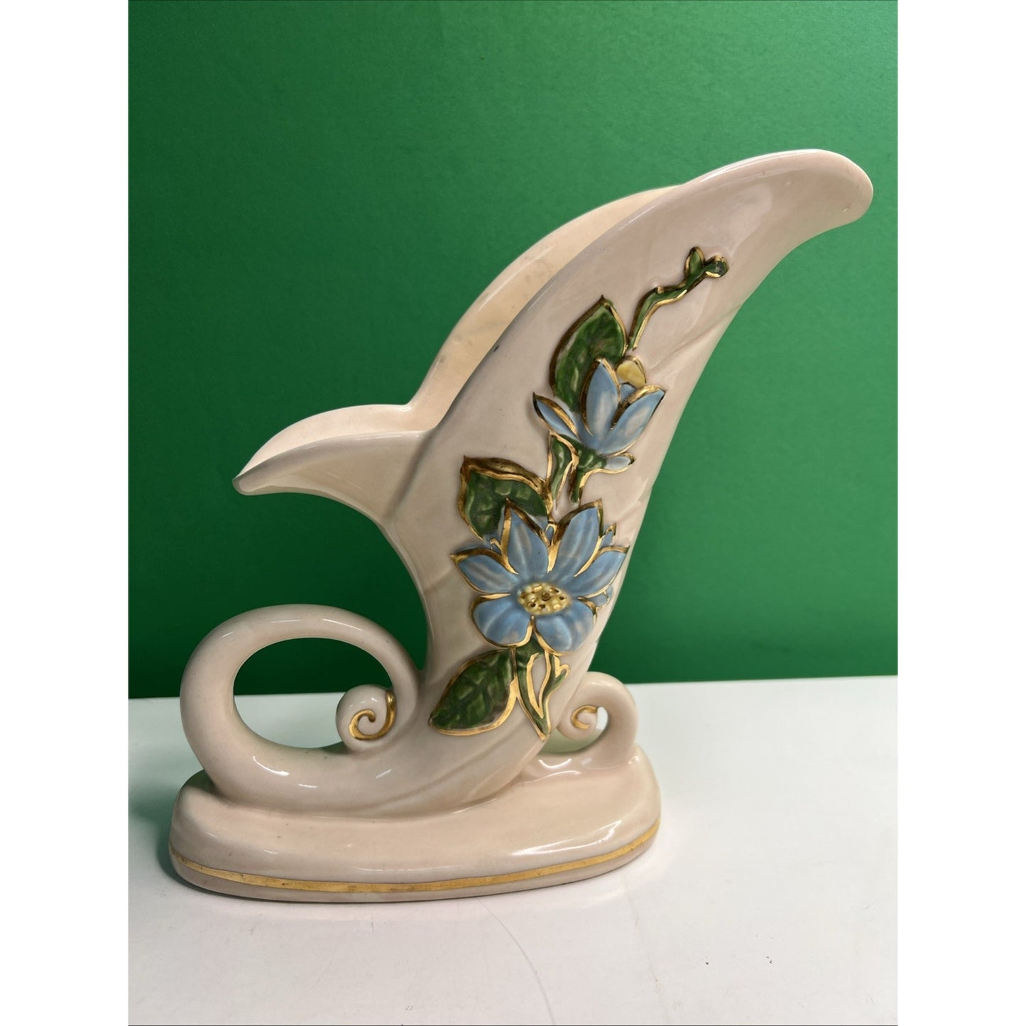 HULL ART POTTERY USA CORNUCOPIA VASE PLANTER Marked H-10-8 1/2 Beige Blue Flower