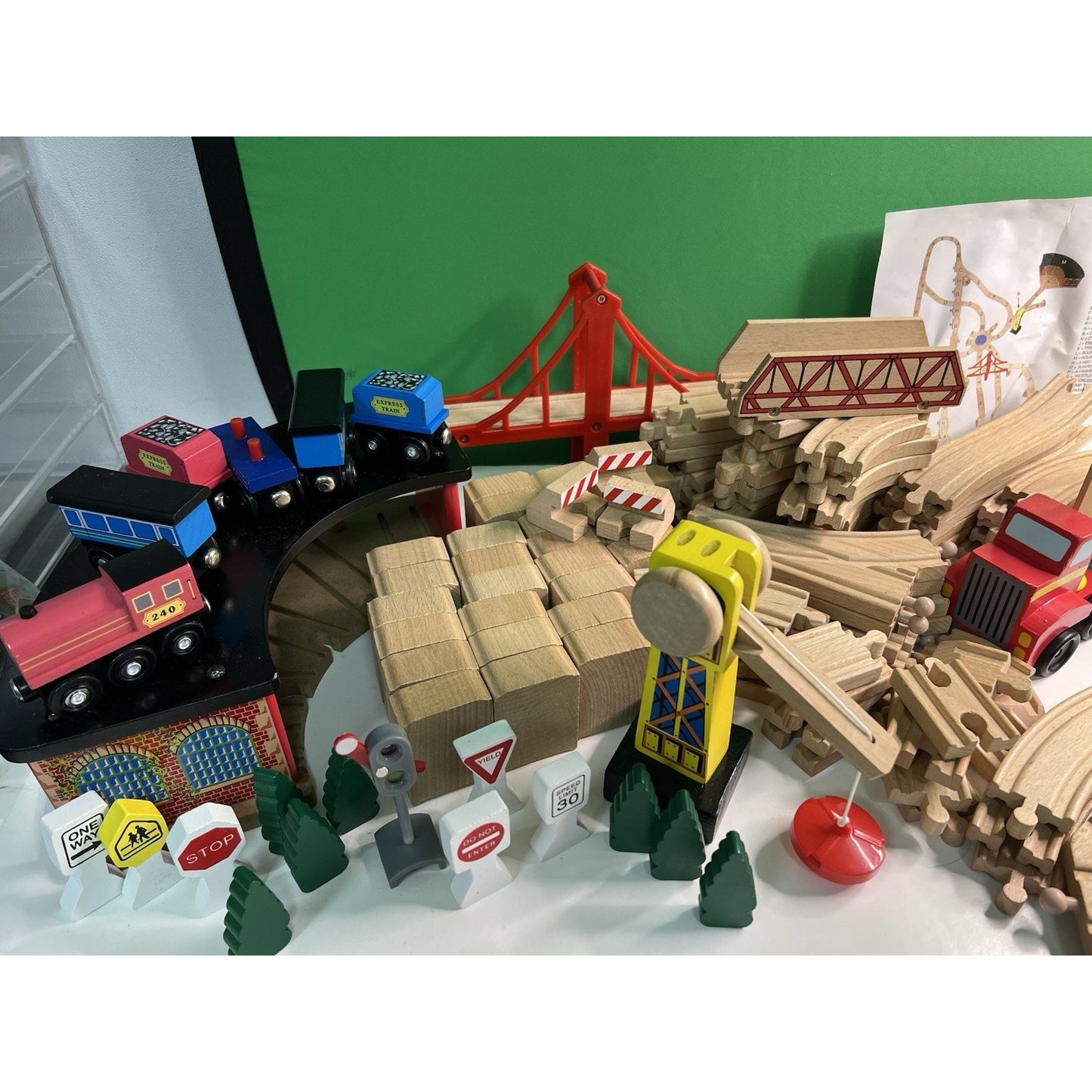 Wooden Train Railway Set 140+pcs Brio Compatible Track & Trains Melissa & Doug